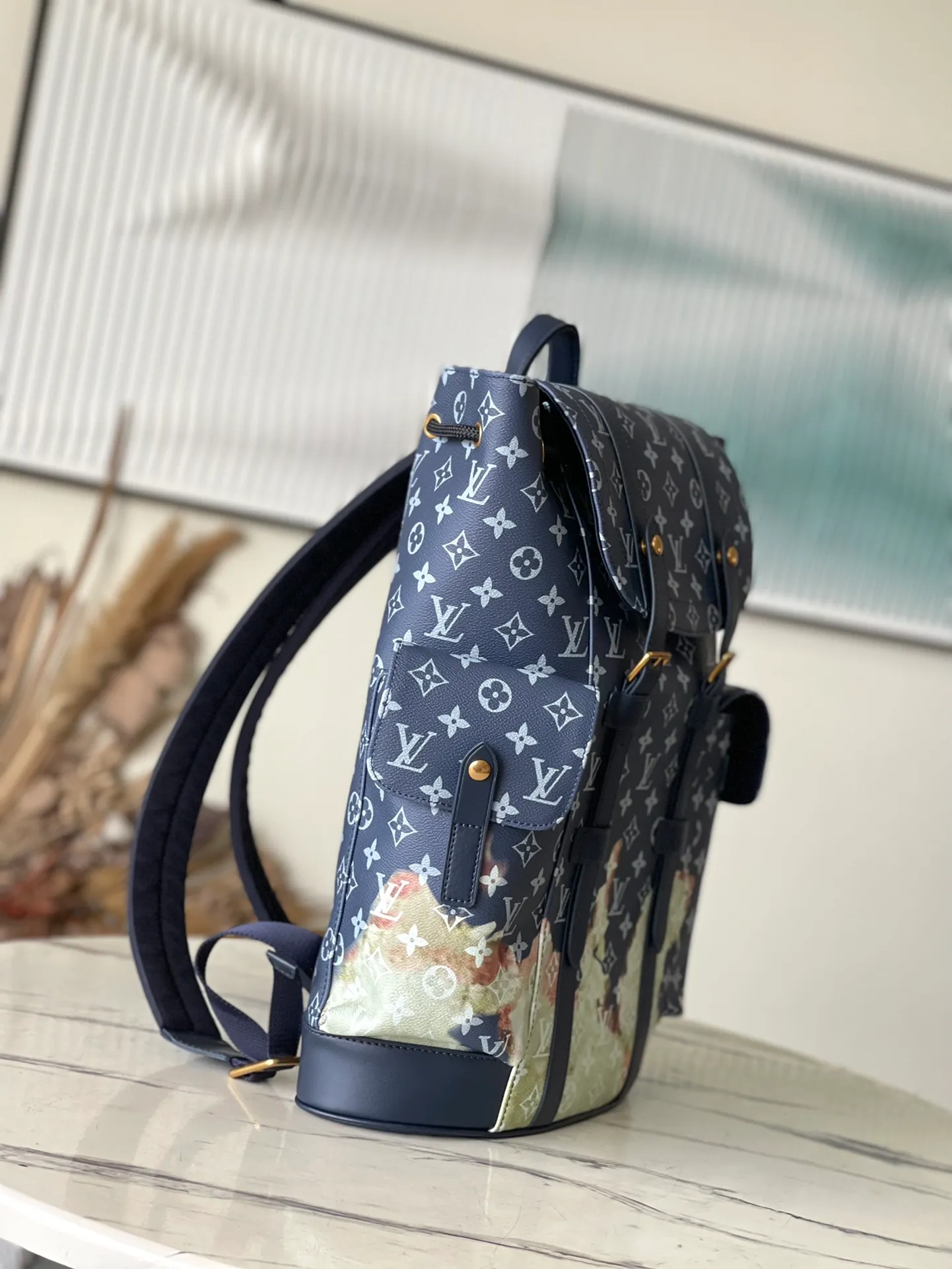 💰1260 Top Original Order M46805 Blue Flower Backpack Mountaineering Bag Blue Flower Flame Christopher MM backpack is made of Monogram Macassar canvas with black cowhide leather decoration and saffron leather on the front. Color accents on the dark Monogram canvas breathe life into the design. Blue flower flame rose silk screen men's backpack backpack mountaineering bag! Inspired by backpacks, it has two bulky side pockets that close with drawstrings and press studs. Dimensions 38 x 44 x 21cm