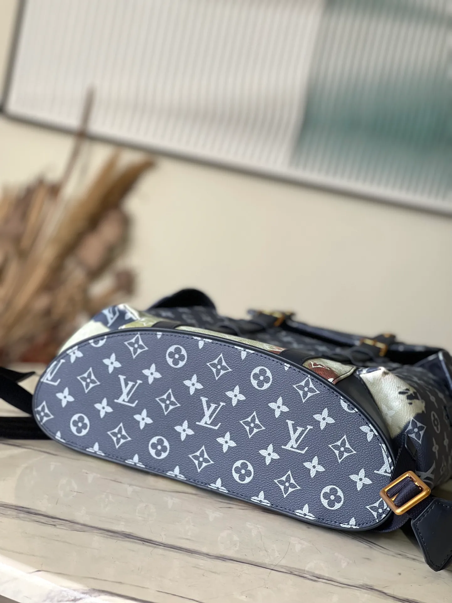 💰1260 Top Original Order M46805 Blue Flower Backpack Mountaineering Bag Blue Flower Flame Christopher MM backpack is made of Monogram Macassar canvas with black cowhide leather decoration and saffron leather on the front. Color accents on the dark Monogram canvas breathe life into the design. Blue flower flame rose silk screen men's backpack backpack mountaineering bag! Inspired by backpacks, it has two bulky side pockets that close with drawstrings and press studs. Dimensions 38 x 44 x 21cm