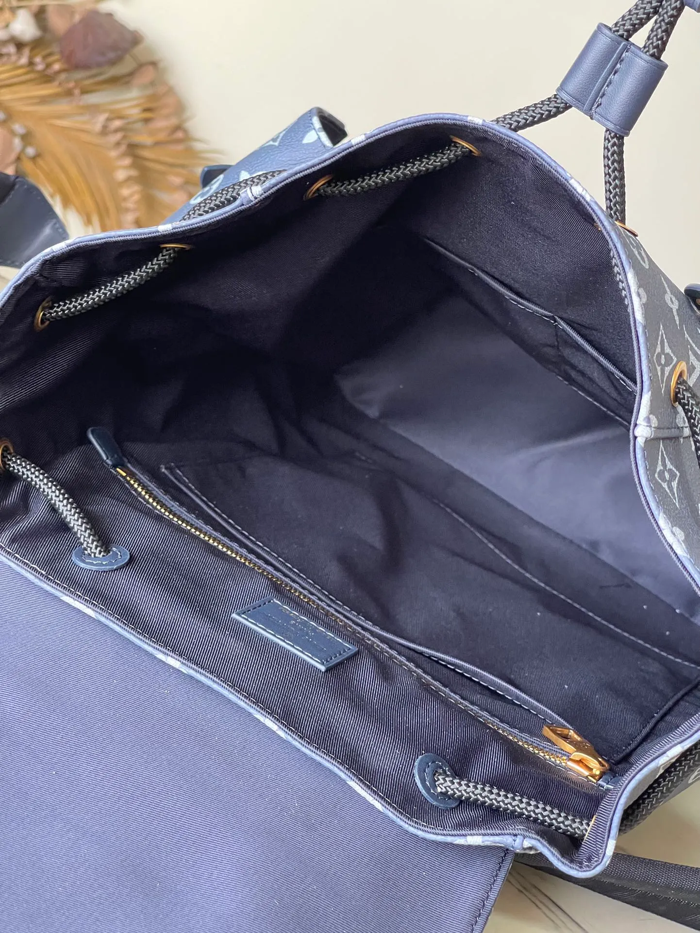 💰1260 Top Original Order M46805 Blue Flower Backpack Mountaineering Bag Blue Flower Flame Christopher MM backpack is made of Monogram Macassar canvas with black cowhide leather decoration and saffron leather on the front. Color accents on the dark Monogram canvas breathe life into the design. Blue flower flame rose silk screen men's backpack backpack mountaineering bag! Inspired by backpacks, it has two bulky side pockets that close with drawstrings and press studs. Dimensions 38 x 44 x 21cm
