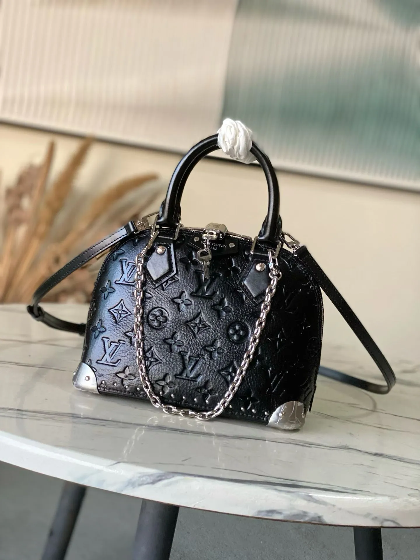 💰1140 (top layer leather) top original order M27812 This Alma BB handbag displays the brand’s Monogram Saga logo, exuding a retro atmosphere and rock style. It's made from cow leather and trimmed with cow leather, and has a chunky chain and signature S-lock that complements the metal corners. There are a variety of carrying methods, and the internal space can accommodate daily needs. Dimensions: 22 × 19 × 11 cm