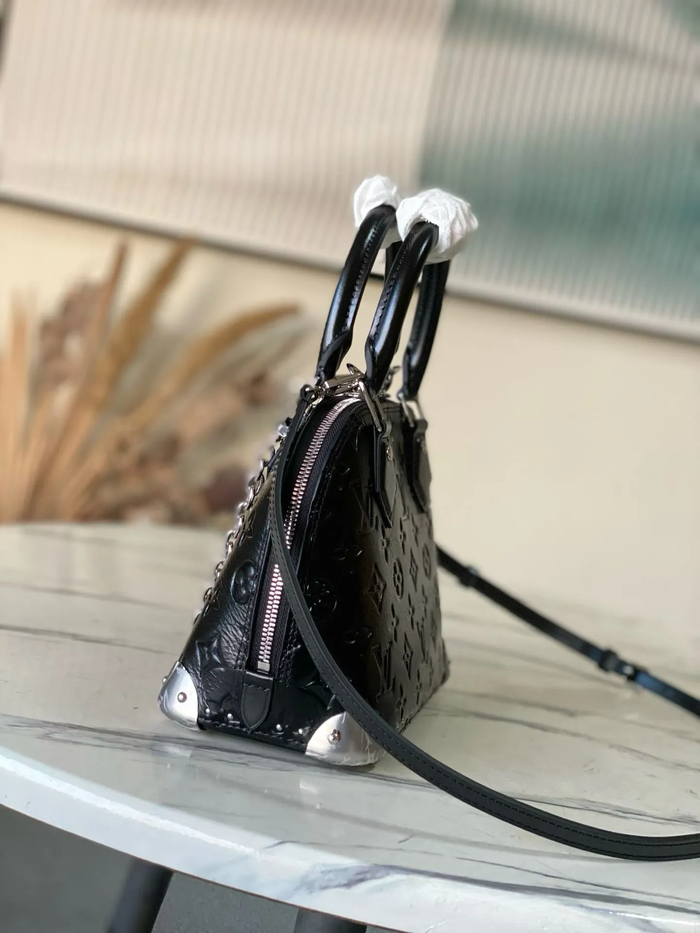 💰1140 (top layer leather) top original order M27812 This Alma BB handbag displays the brand’s Monogram Saga logo, exuding a retro atmosphere and rock style. It's made from cow leather and trimmed with cow leather, and has a chunky chain and signature S-lock that complements the metal corners. There are a variety of carrying methods, and the internal space can accommodate daily needs. Dimensions: 22 × 19 × 11 cm