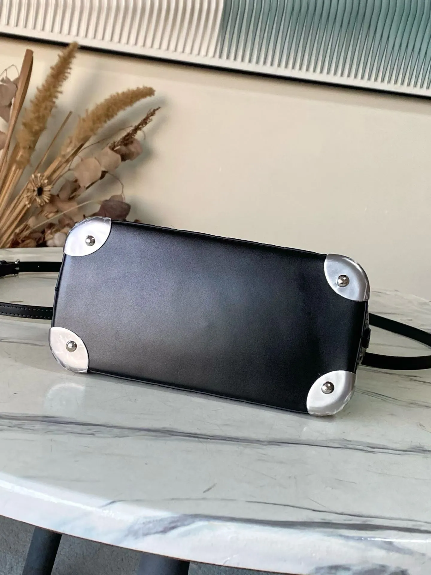 💰1140 (top layer leather) top original order M27812 This Alma BB handbag displays the brand’s Monogram Saga logo, exuding a retro atmosphere and rock style. It's made from cow leather and trimmed with cow leather, and has a chunky chain and signature S-lock that complements the metal corners. There are a variety of carrying methods, and the internal space can accommodate daily needs. Dimensions: 22 × 19 × 11 cm