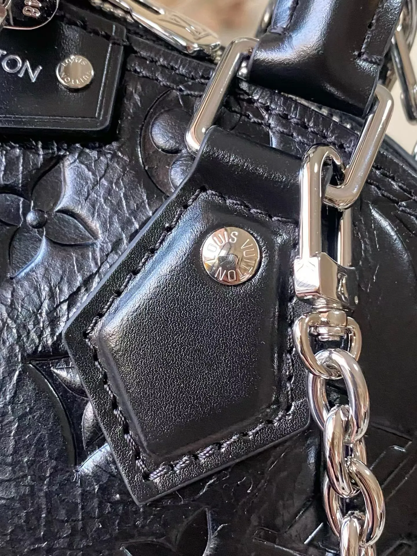 💰1140 (top layer leather) top original order M27812 This Alma BB handbag displays the brand’s Monogram Saga logo, exuding a retro atmosphere and rock style. It's made from cow leather and trimmed with cow leather, and has a chunky chain and signature S-lock that complements the metal corners. There are a variety of carrying methods, and the internal space can accommodate daily needs. Dimensions: 22 × 19 × 11 cm