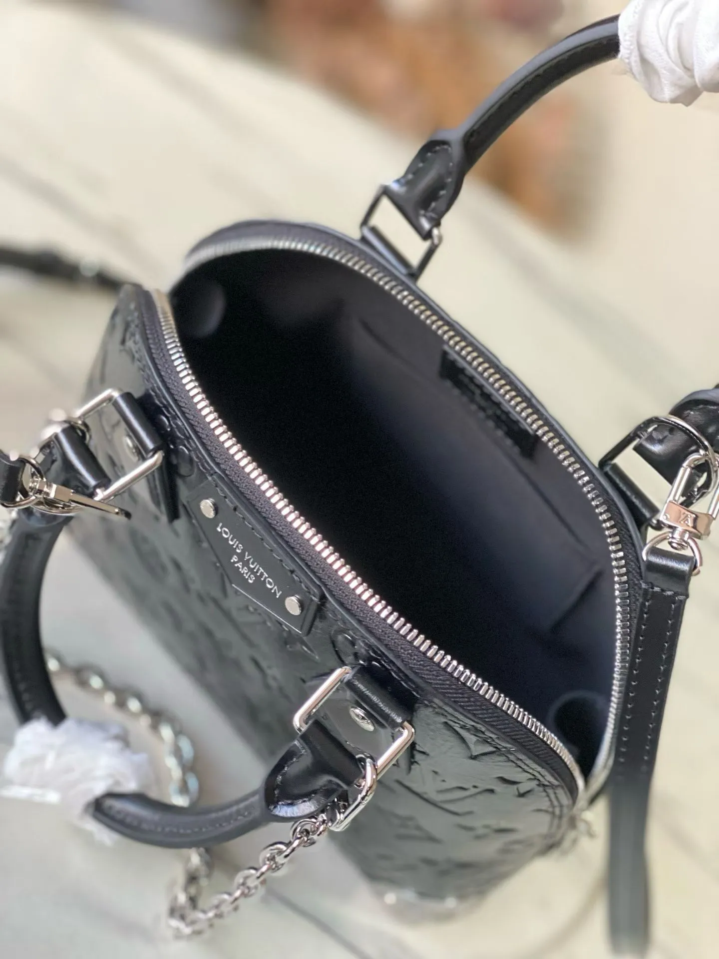 💰1140 (top layer leather) top original order M27812 This Alma BB handbag displays the brand’s Monogram Saga logo, exuding a retro atmosphere and rock style. It's made from cow leather and trimmed with cow leather, and has a chunky chain and signature S-lock that complements the metal corners. There are a variety of carrying methods, and the internal space can accommodate daily needs. Dimensions: 22 × 19 × 11 cm