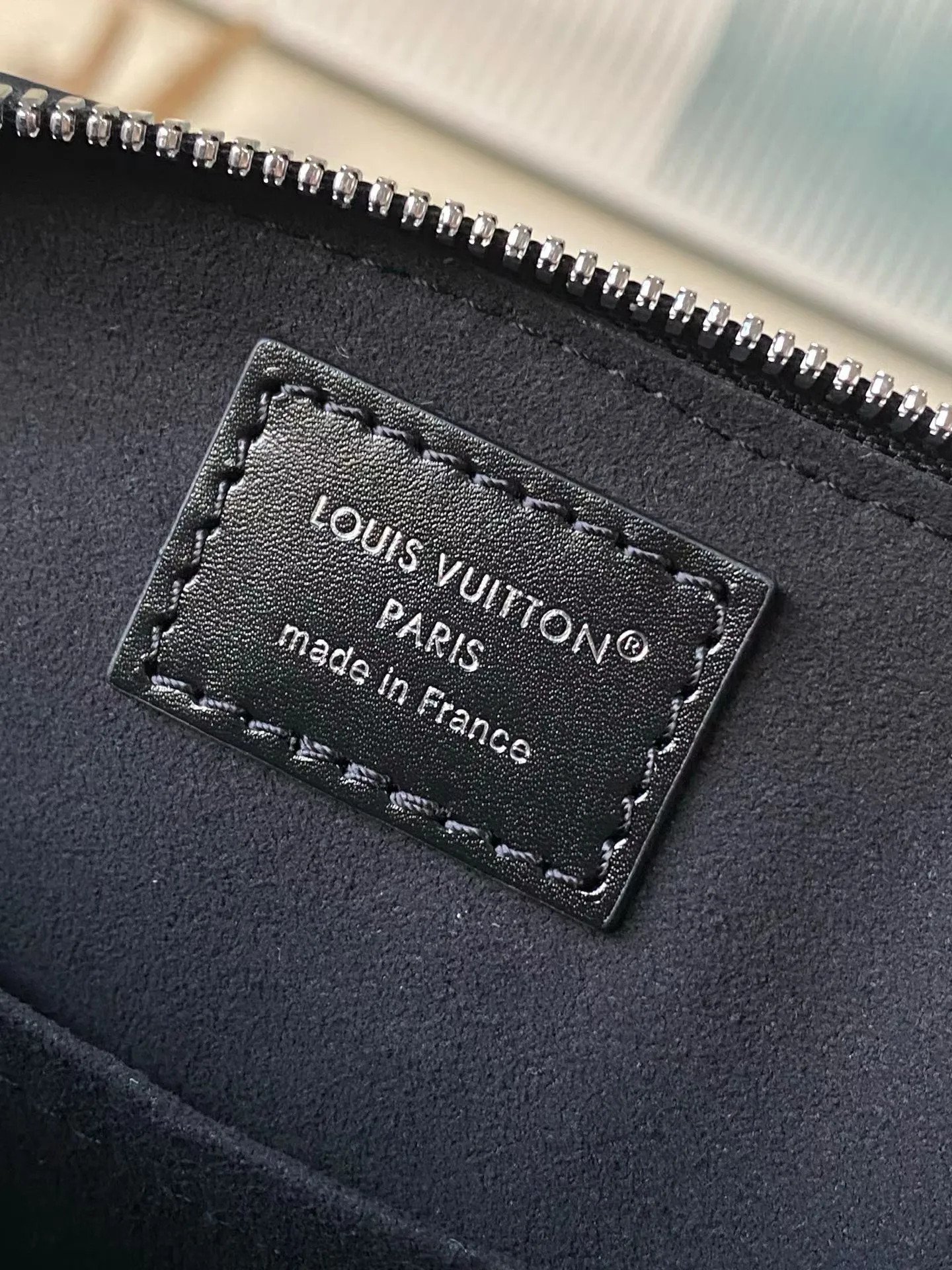 💰1140 (top layer leather) top original order M27812 This Alma BB handbag displays the brand’s Monogram Saga logo, exuding a retro atmosphere and rock style. It's made from cow leather and trimmed with cow leather, and has a chunky chain and signature S-lock that complements the metal corners. There are a variety of carrying methods, and the internal space can accommodate daily needs. Dimensions: 22 × 19 × 11 cm