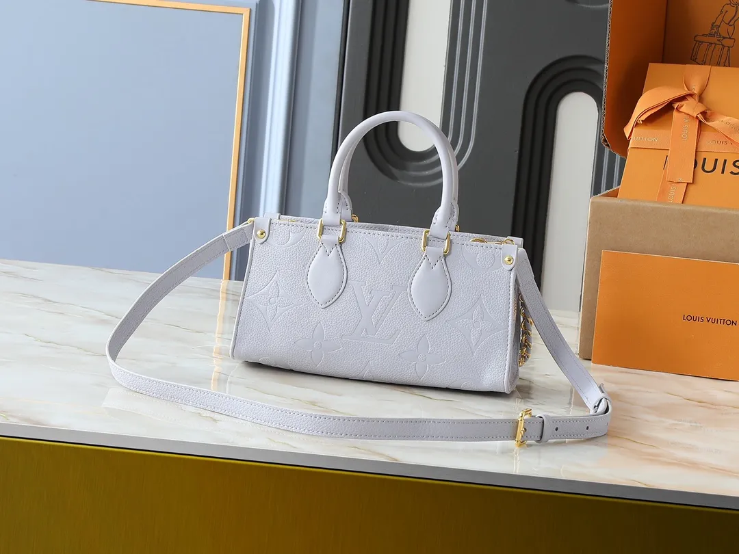 💰240💰Upgraded from the original M15192 M23640 M23698 M14213 M14236 M46653 This OnTheGo East West handbag is from the LV Milky Way series. It renders the iconic Monogram Empreinte leather in seasonal colors, complementing the shiny metal parts and detachable woven chain. The inner and outer compartments can store daily necessities in an orderly manner, and the compact size makes it easy to carry in a variety of ways. Dimensions: 25.0 x 13.0 x 10.0 cm (length x height x width)