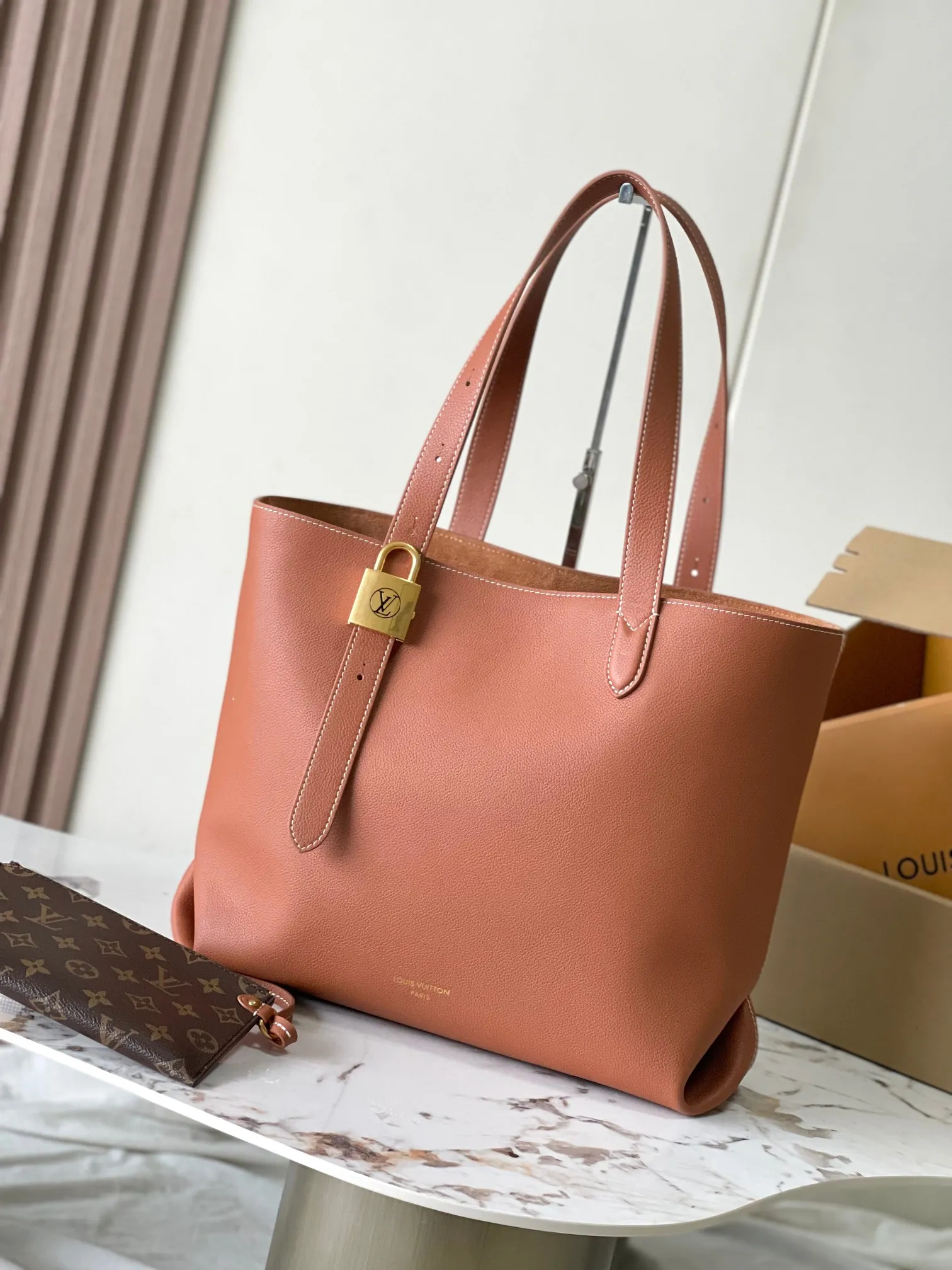 p3000 [Special grade MB chip version original leather] This medium-sized Low Key Cabas handbag is made of soft grained cow leather wrapped with suede leather lining, creating a gorgeous style with ingenuity. Model: M25342 brown dynamic chip version Material: Grade A all-steel hardware, imported original fabric Packaging: full set of original factory duty-free MB packaging Size: 47*30*14cM