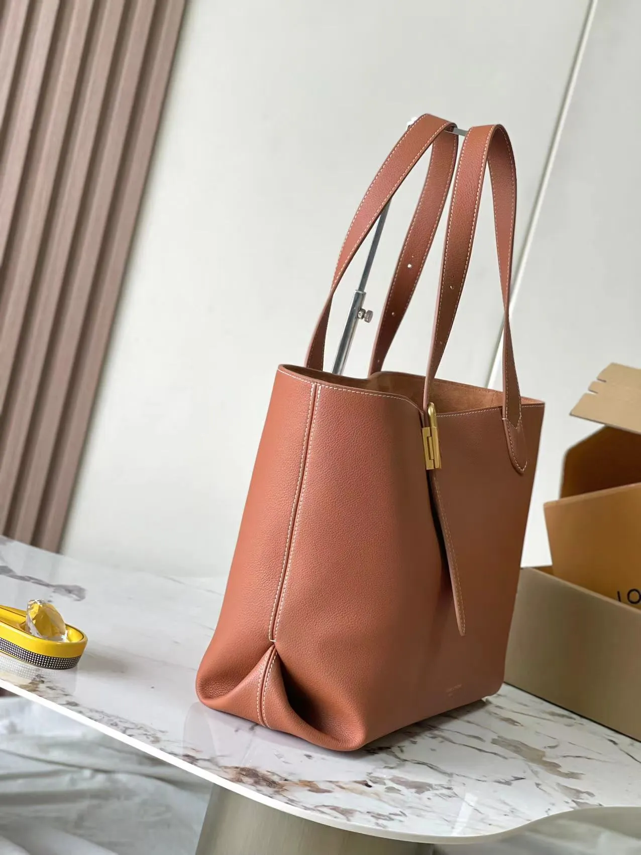 p3000 [Special grade MB chip version original leather] This medium-sized Low Key Cabas handbag is made of soft grained cow leather wrapped with suede leather lining, creating a gorgeous style with ingenuity. Model: M25342 brown dynamic chip version Material: Grade A all-steel hardware, imported original fabric Packaging: full set of original factory duty-free MB packaging Size: 47*30*14cM