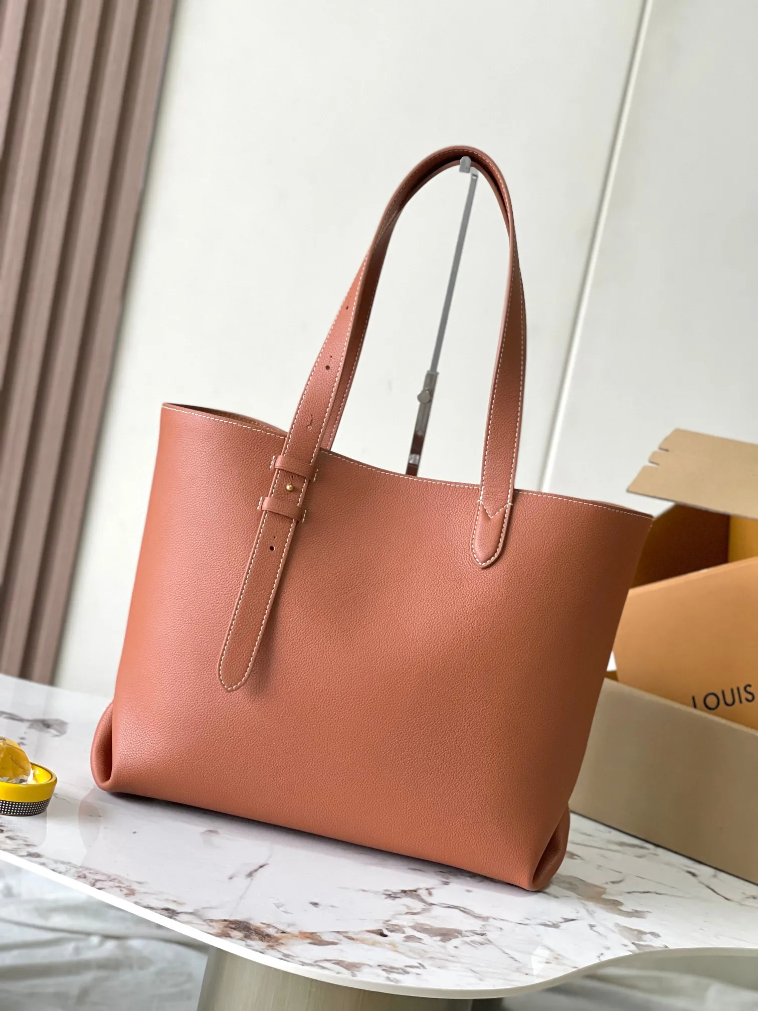 p3000 [Special grade MB chip version original leather] This medium-sized Low Key Cabas handbag is made of soft grained cow leather wrapped with suede leather lining, creating a gorgeous style with ingenuity. Model: M25342 brown dynamic chip version Material: Grade A all-steel hardware, imported original fabric Packaging: full set of original factory duty-free MB packaging Size: 47*30*14cM