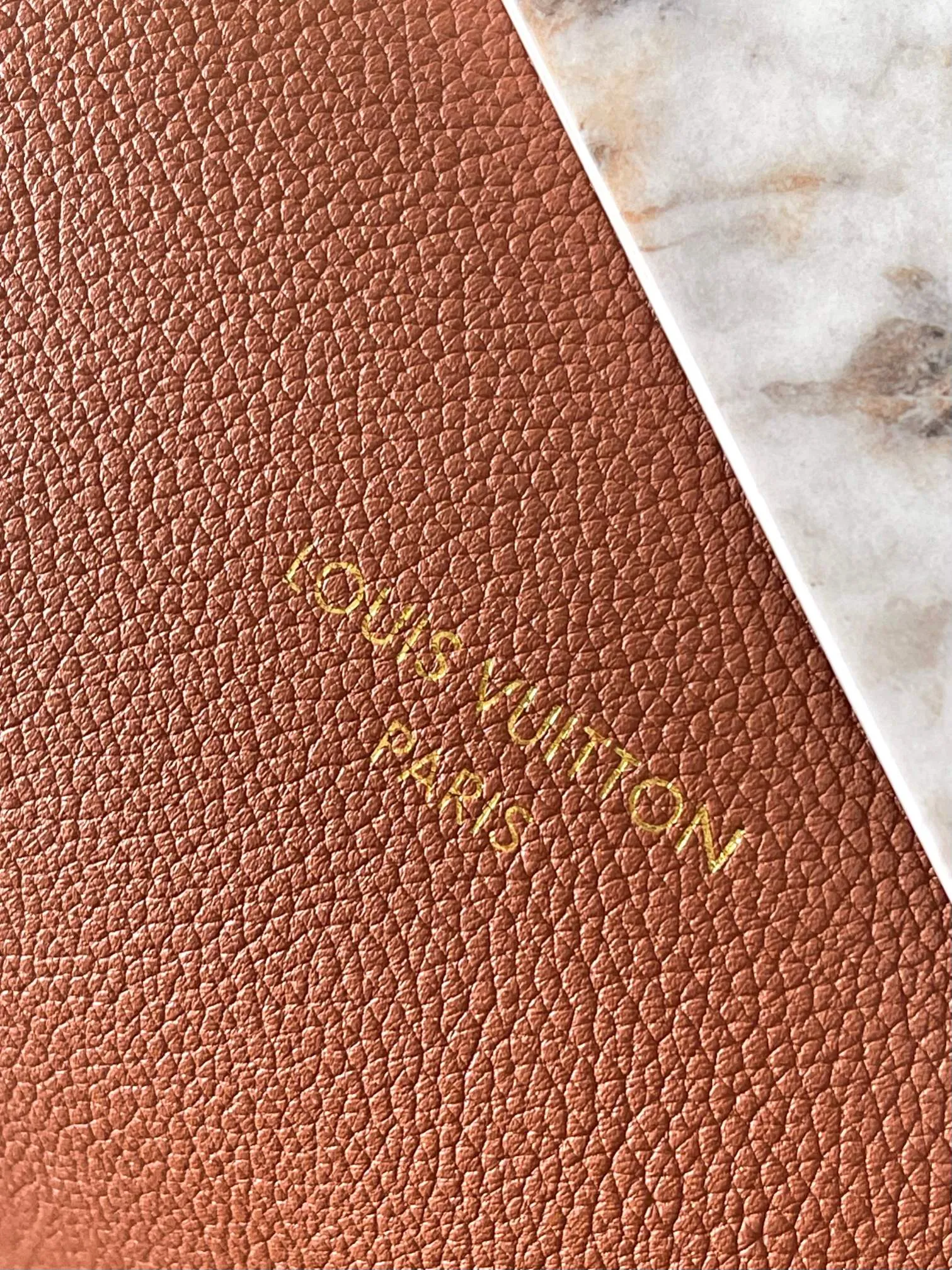 p3000 [Special grade MB chip version original leather] This medium-sized Low Key Cabas handbag is made of soft grained cow leather wrapped with suede leather lining, creating a gorgeous style with ingenuity. Model: M25342 brown dynamic chip version Material: Grade A all-steel hardware, imported original fabric Packaging: full set of original factory duty-free MB packaging Size: 47*30*14cM