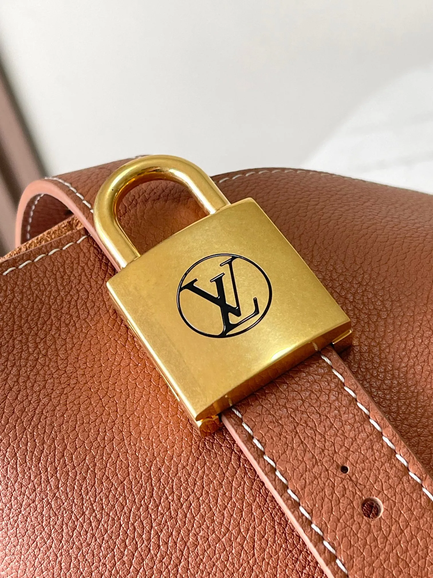 p3000 [Special grade MB chip version original leather] This medium-sized Low Key Cabas handbag is made of soft grained cow leather wrapped with suede leather lining, creating a gorgeous style with ingenuity. Model: M25342 brown dynamic chip version Material: Grade A all-steel hardware, imported original fabric Packaging: full set of original factory duty-free MB packaging Size: 47*30*14cM