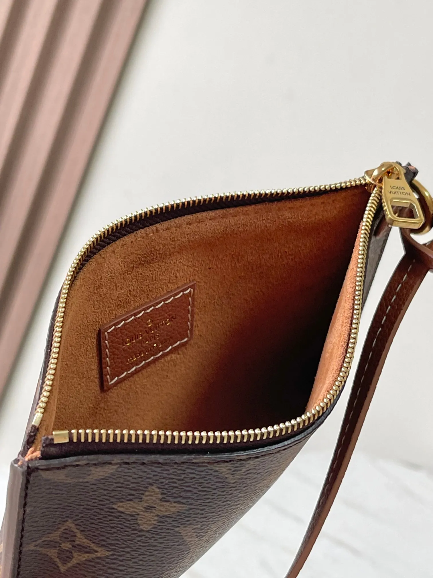 p3000 [Special grade MB chip version original leather] This medium-sized Low Key Cabas handbag is made of soft grained cow leather wrapped with suede leather lining, creating a gorgeous style with ingenuity. Model: M25342 brown dynamic chip version Material: Grade A all-steel hardware, imported original fabric Packaging: full set of original factory duty-free MB packaging Size: 47*30*14cM