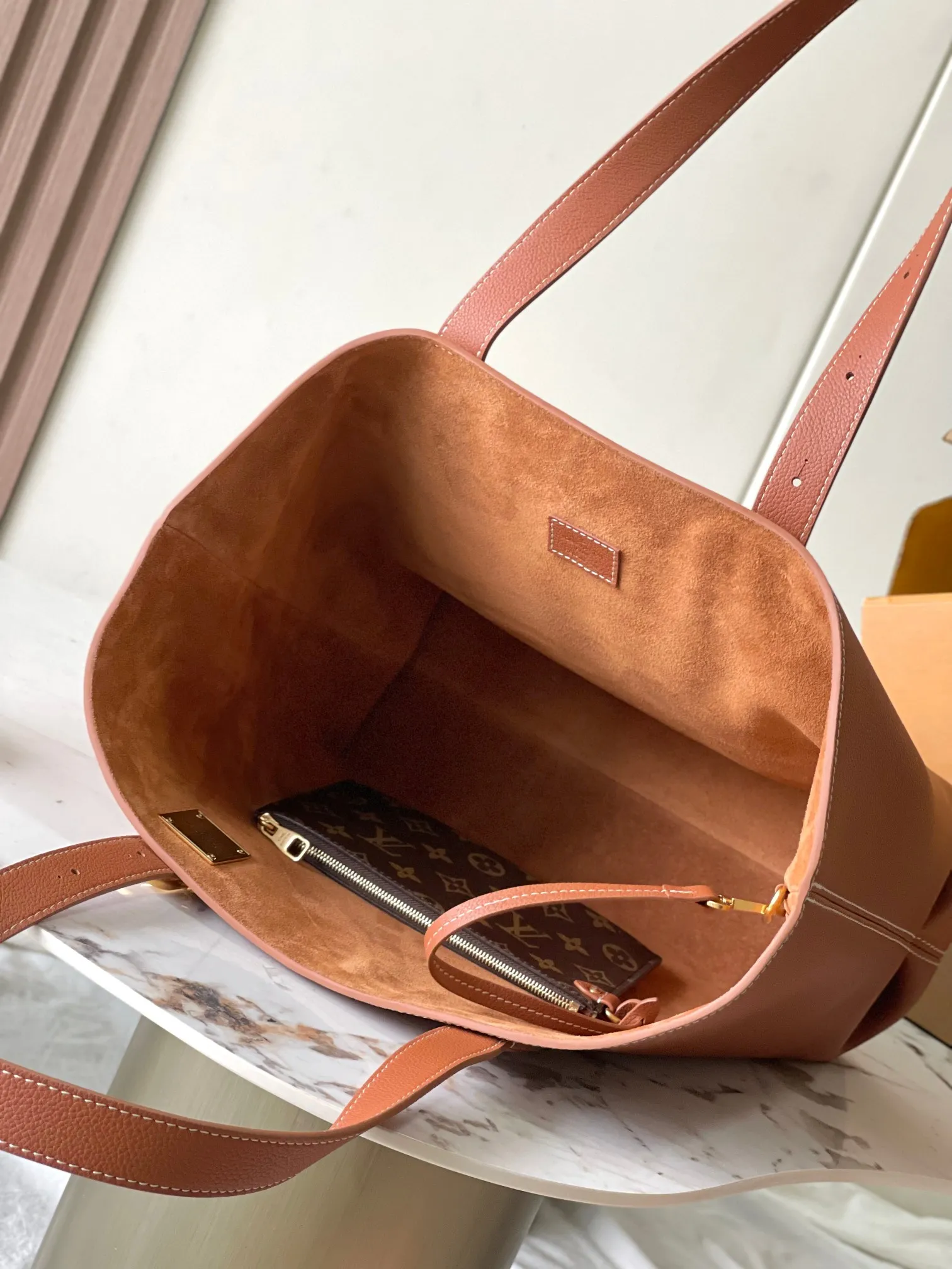 p3000 [Special grade MB chip version original leather] This medium-sized Low Key Cabas handbag is made of soft grained cow leather wrapped with suede leather lining, creating a gorgeous style with ingenuity. Model: M25342 brown dynamic chip version Material: Grade A all-steel hardware, imported original fabric Packaging: full set of original factory duty-free MB packaging Size: 47*30*14cM