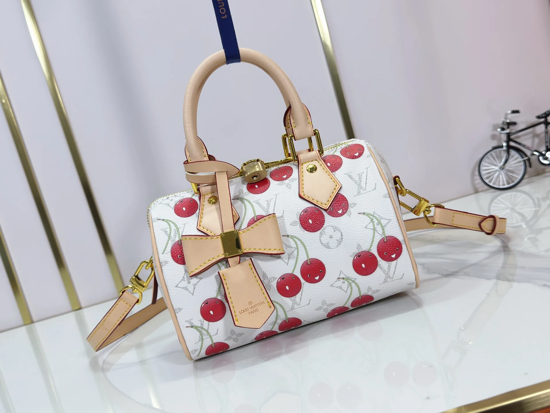 P240 Upgraded Original M14238 Louis Vuitton lv Cherry Bag The reprinted vibrant signature of the Louis Vuitton x Murakami collection elevates the Speedy Bandoulière with a chic twist. A sweet cherry pattern enhances the house's signature Monogram coated canvas with a cheerful splash of color, while natural leather highlights the Toron top handle, removable strap and exclusive LV x TM keychain. It is crafted with proportions to carry everyday essentials both smart and long. Size:20.5x13.5x12
