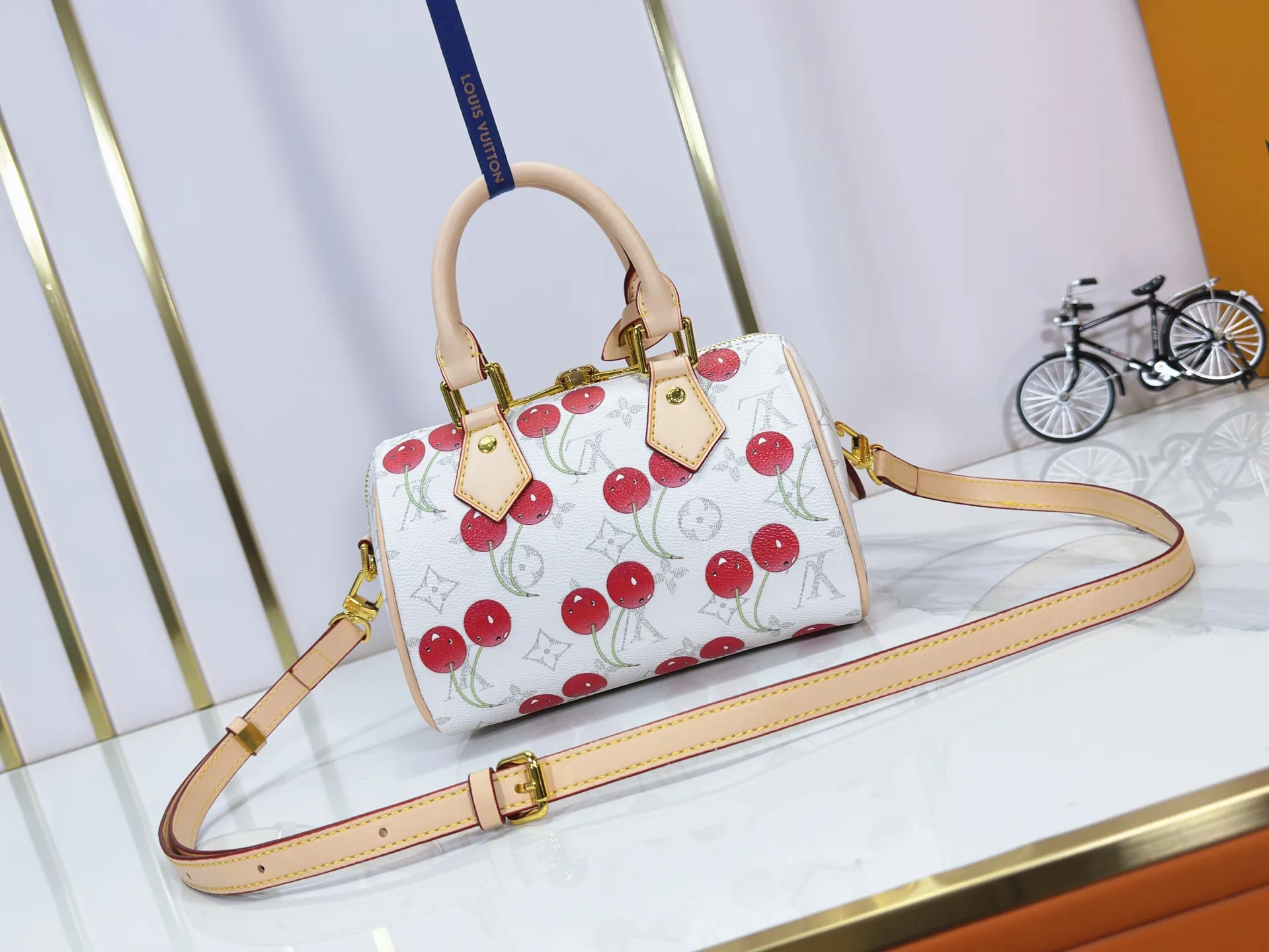 P240 Upgraded Original M14238 Louis Vuitton lv Cherry Bag The reprinted vibrant signature of the Louis Vuitton x Murakami collection elevates the Speedy Bandoulière with a chic twist. A sweet cherry pattern enhances the house's signature Monogram coated canvas with a cheerful splash of color, while natural leather highlights the Toron top handle, removable strap and exclusive LV x TM keychain. It is crafted with proportions to carry everyday essentials both smart and long. Size:20.5x13.5x12