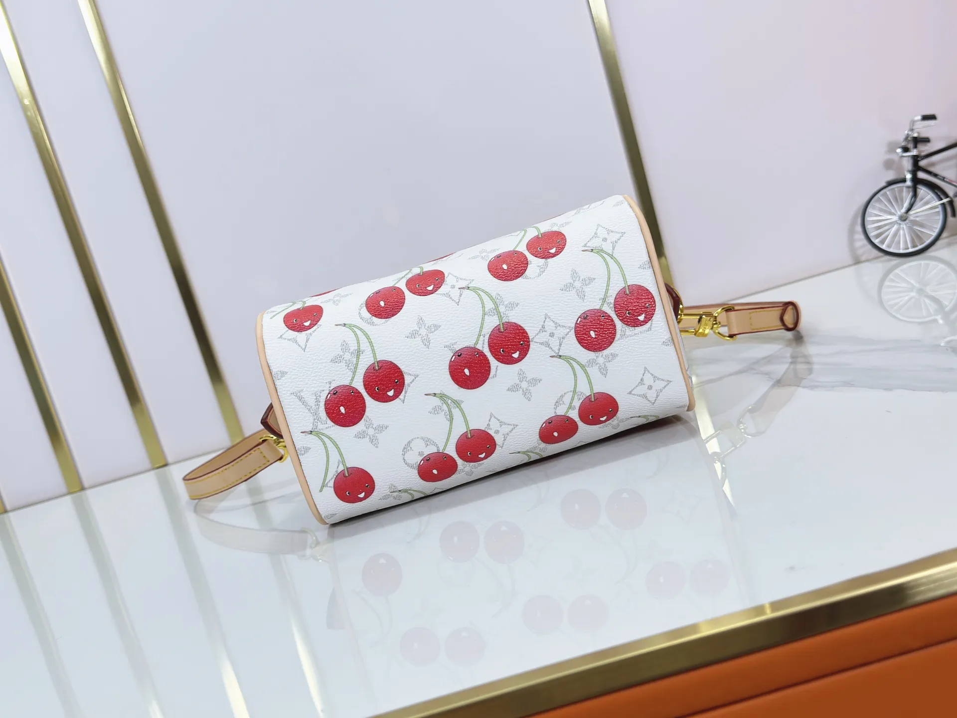P240 Upgraded Original M14238 Louis Vuitton lv Cherry Bag The reprinted vibrant signature of the Louis Vuitton x Murakami collection elevates the Speedy Bandoulière with a chic twist. A sweet cherry pattern enhances the house's signature Monogram coated canvas with a cheerful splash of color, while natural leather highlights the Toron top handle, removable strap and exclusive LV x TM keychain. It is crafted with proportions to carry everyday essentials both smart and long. Size:20.5x13.5x12