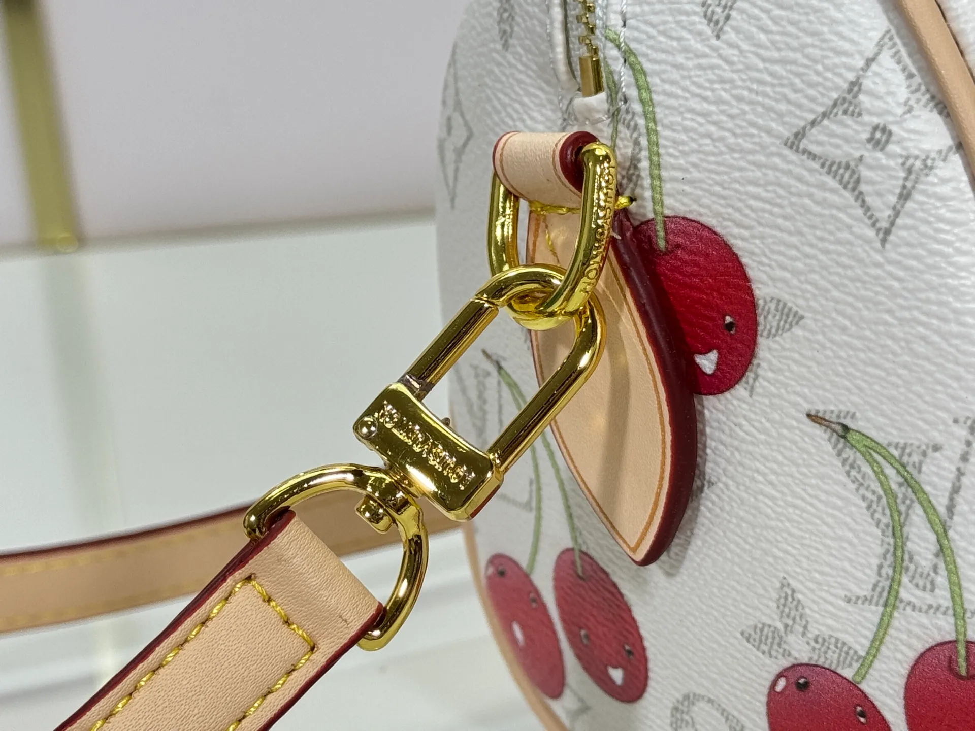 P240 Upgraded Original M14238 Louis Vuitton lv Cherry Bag The reprinted vibrant signature of the Louis Vuitton x Murakami collection elevates the Speedy Bandoulière with a chic twist. A sweet cherry pattern enhances the house's signature Monogram coated canvas with a cheerful splash of color, while natural leather highlights the Toron top handle, removable strap and exclusive LV x TM keychain. It is crafted with proportions to carry everyday essentials both smart and long. Size:20.5x13.5x12