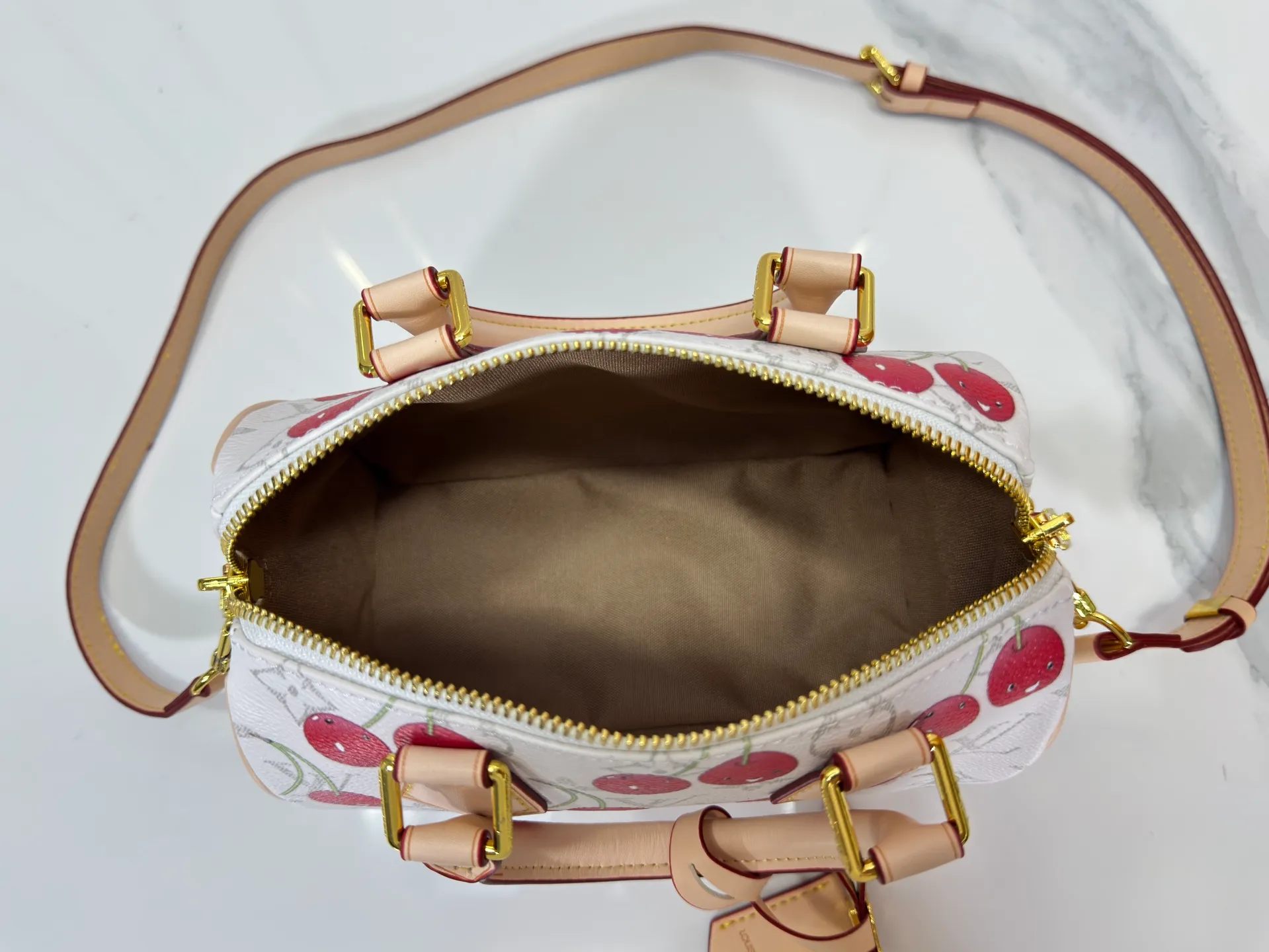 P240 Upgraded Original M14238 Louis Vuitton lv Cherry Bag The reprinted vibrant signature of the Louis Vuitton x Murakami collection elevates the Speedy Bandoulière with a chic twist. A sweet cherry pattern enhances the house's signature Monogram coated canvas with a cheerful splash of color, while natural leather highlights the Toron top handle, removable strap and exclusive LV x TM keychain. It is crafted with proportions to carry everyday essentials both smart and long. Size:20.5x13.5x12