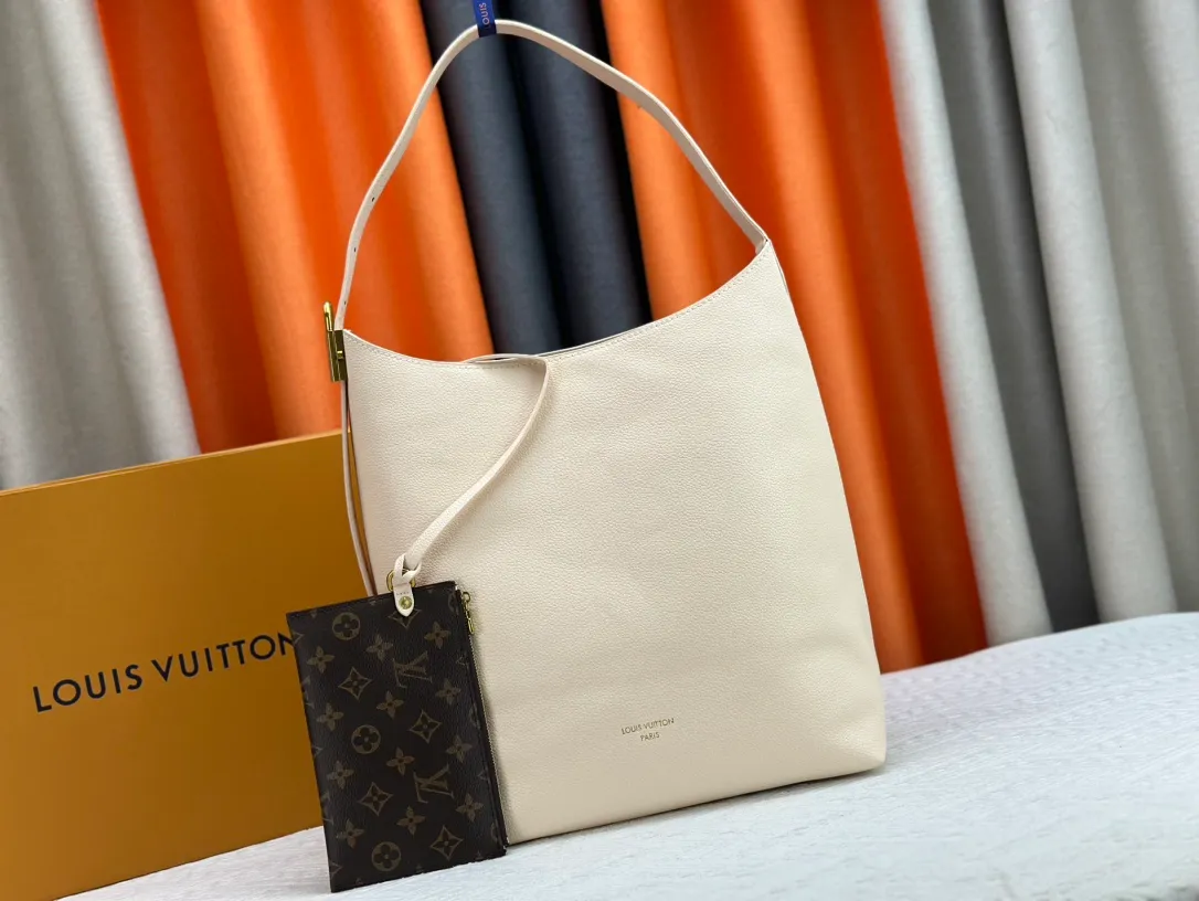 P260 three-dimensional paper stuffing, upgraded original, exclusive real shot [Low Key Hobo medium handbag] M24856 black M24974 brown M25022 white. It is made of soft cow leather to outline simple and elegant lines, and paired with suede lining to release a trendy atmosphere, showing the brand's exquisite craftsmanship. The adjustable shoulder strap is embellished with a classic engraved padlock, and there is plenty of space to easily store your laptop and other daily needs.  Dimensions: 31.0 x 35.0 x 18.0 cm