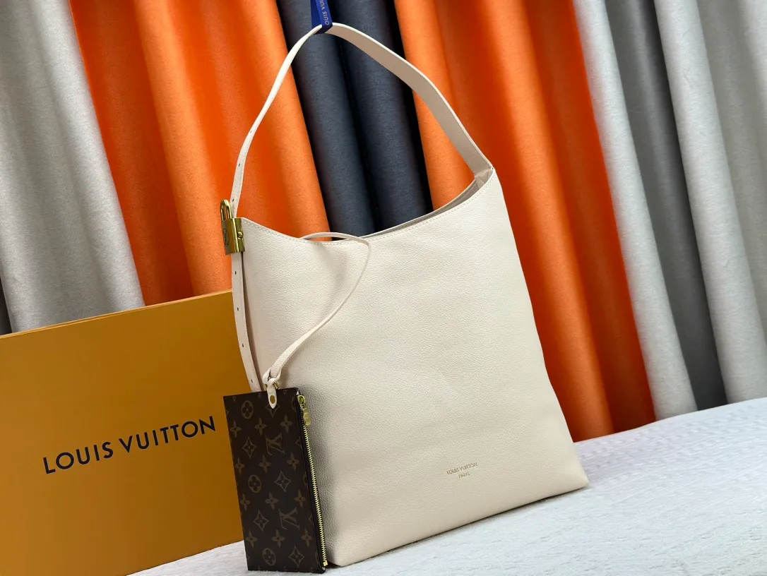 P260 three-dimensional paper stuffing, upgraded original, exclusive real shot [Low Key Hobo medium handbag] M24856 black M24974 brown M25022 white. It is made of soft cow leather to outline simple and elegant lines, and paired with suede lining to release a trendy atmosphere, showing the brand's exquisite craftsmanship. The adjustable shoulder strap is embellished with a classic engraved padlock, and there is plenty of space to easily store your laptop and other daily needs.  Dimensions: 31.0 x 35.0 x 18.0 cm