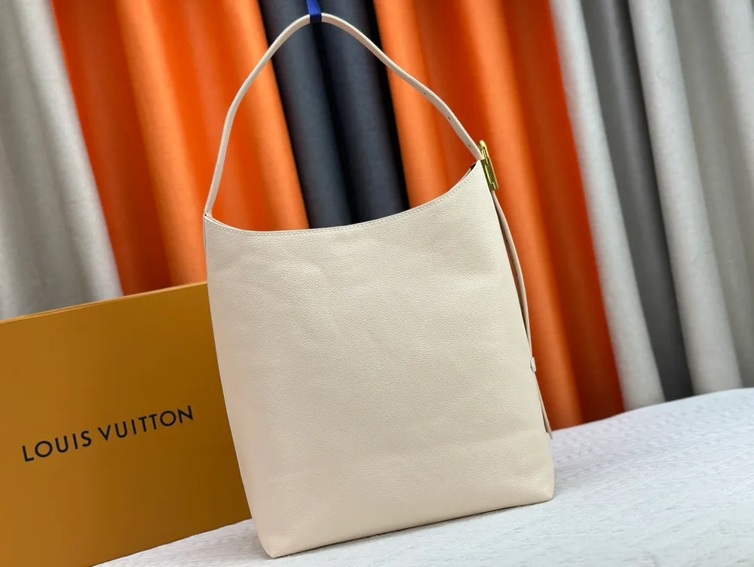 P260 three-dimensional paper stuffing, upgraded original, exclusive real shot [Low Key Hobo medium handbag] M24856 black M24974 brown M25022 white. It is made of soft cow leather to outline simple and elegant lines, and paired with suede lining to release a trendy atmosphere, showing the brand's exquisite craftsmanship. The adjustable shoulder strap is embellished with a classic engraved padlock, and there is plenty of space to easily store your laptop and other daily needs.  Dimensions: 31.0 x 35.0 x 18.0 cm