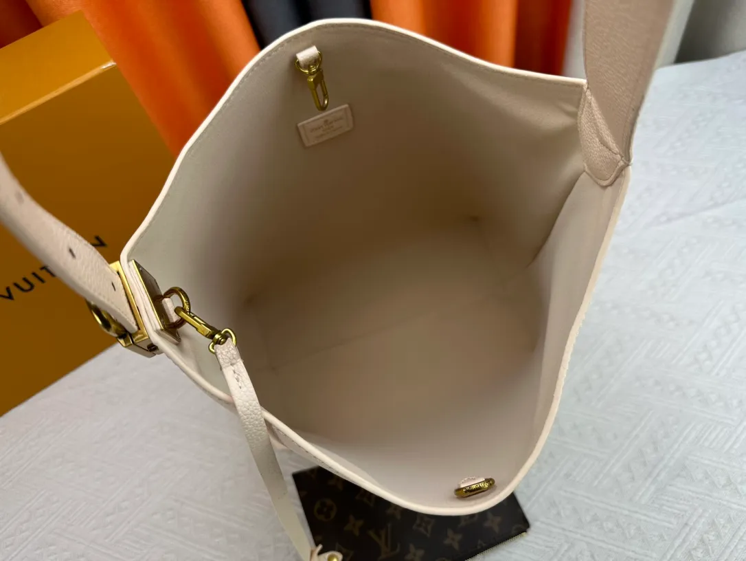 P260 three-dimensional paper stuffing, upgraded original, exclusive real shot [Low Key Hobo medium handbag] M24856 black M24974 brown M25022 white. It is made of soft cow leather to outline simple and elegant lines, and paired with suede lining to release a trendy atmosphere, showing the brand's exquisite craftsmanship. The adjustable shoulder strap is embellished with a classic engraved padlock, and there is plenty of space to easily store your laptop and other daily needs.  Dimensions: 31.0 x 35.0 x 18.0 cm