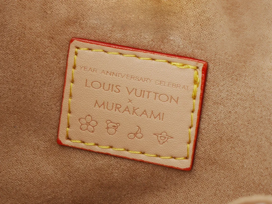 💰260💰Upgraded original M12068 M12071 M12072 This new Coussin series of hobo bags combines fashion and functionality, and combines the iconic design elements of the series. The bag is made of smooth cotton-paved leather and is embossed with the brand's Monogram pattern. The signature thick chain strap is accented with gold-tone hardware, while the wide detachable textile shoulder strap allows you to carry it in different ways. This versatile style is large enough to hold a laptop and features a removable zip pocket. Dimensions: 38x33x10 cm