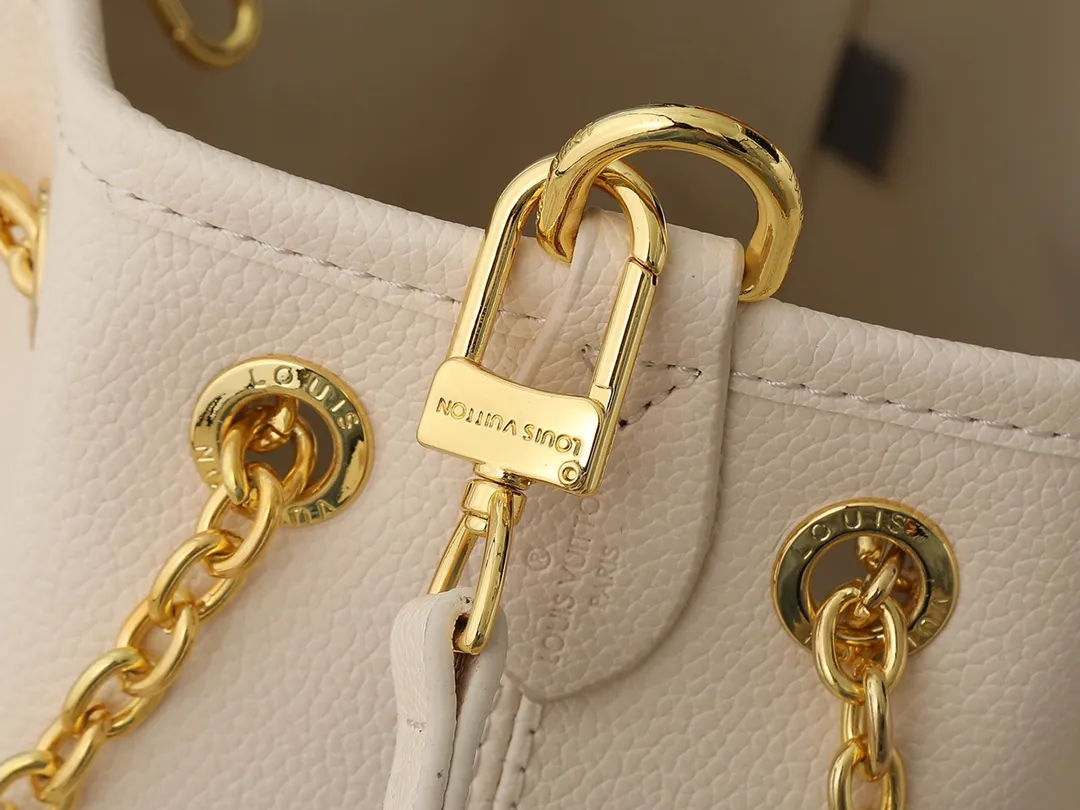 💰260💰Upgraded original version ✨M11283 M25453 M47209 M46545 M46492 This Summer Bundle handbag is from the Dégradé series. The new drawstring design adds a summer atmosphere. The Monogram Empreinte embossed leather bag features a gradient tone to brighten any seasonal look. The double handles and detachable cross-body strap provide a variety of stylish carrying options, making it a great companion for travel day and night. Detailed features: 28 x 20 x 11.5 (Length x Height x Width)
