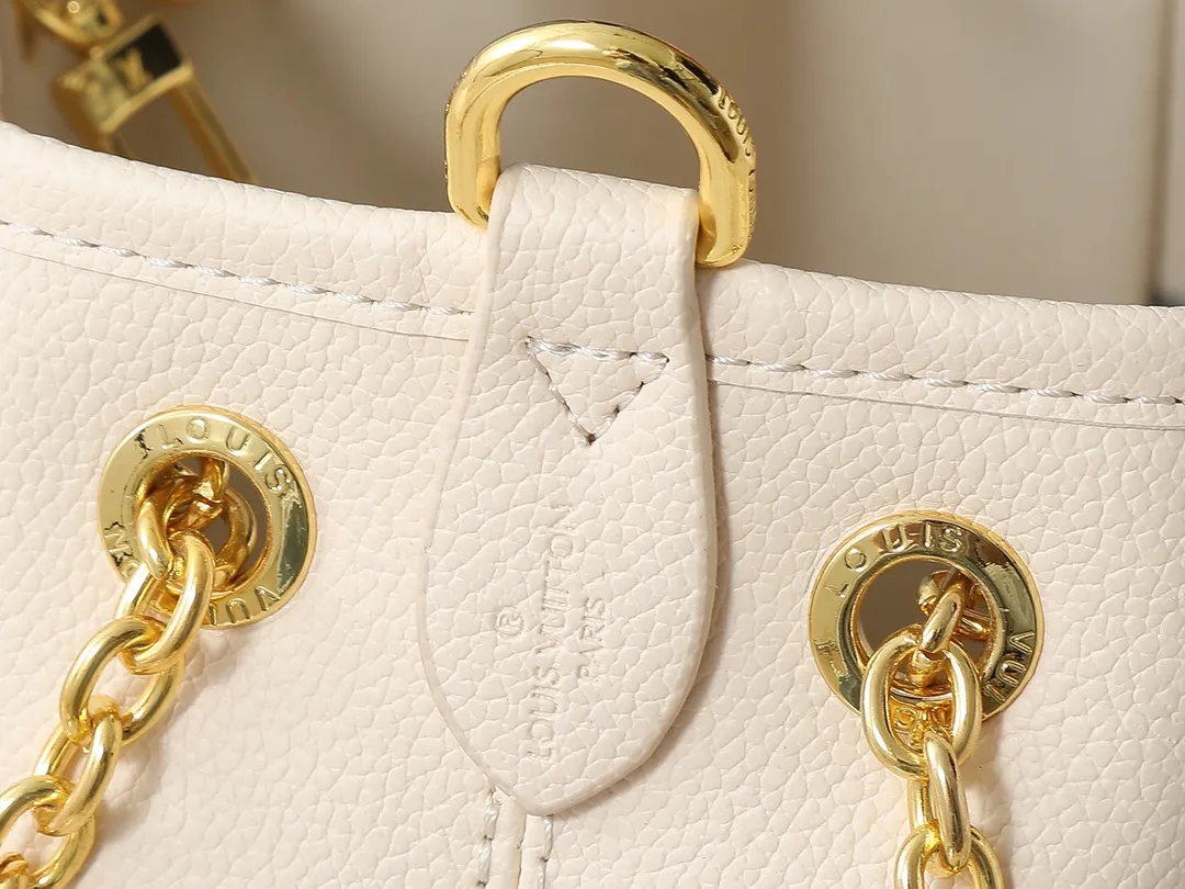 💰260💰Upgraded original version ✨M11283 M25453 M47209 M46545 M46492 This Summer Bundle handbag is from the Dégradé series. The new drawstring design adds a summer atmosphere. The Monogram Empreinte embossed leather bag features a gradient tone to brighten any seasonal look. The double handles and detachable cross-body strap provide a variety of stylish carrying options, making it a great companion for travel day and night. Detailed features: 28 x 20 x 11.5 (Length x Height x Width)