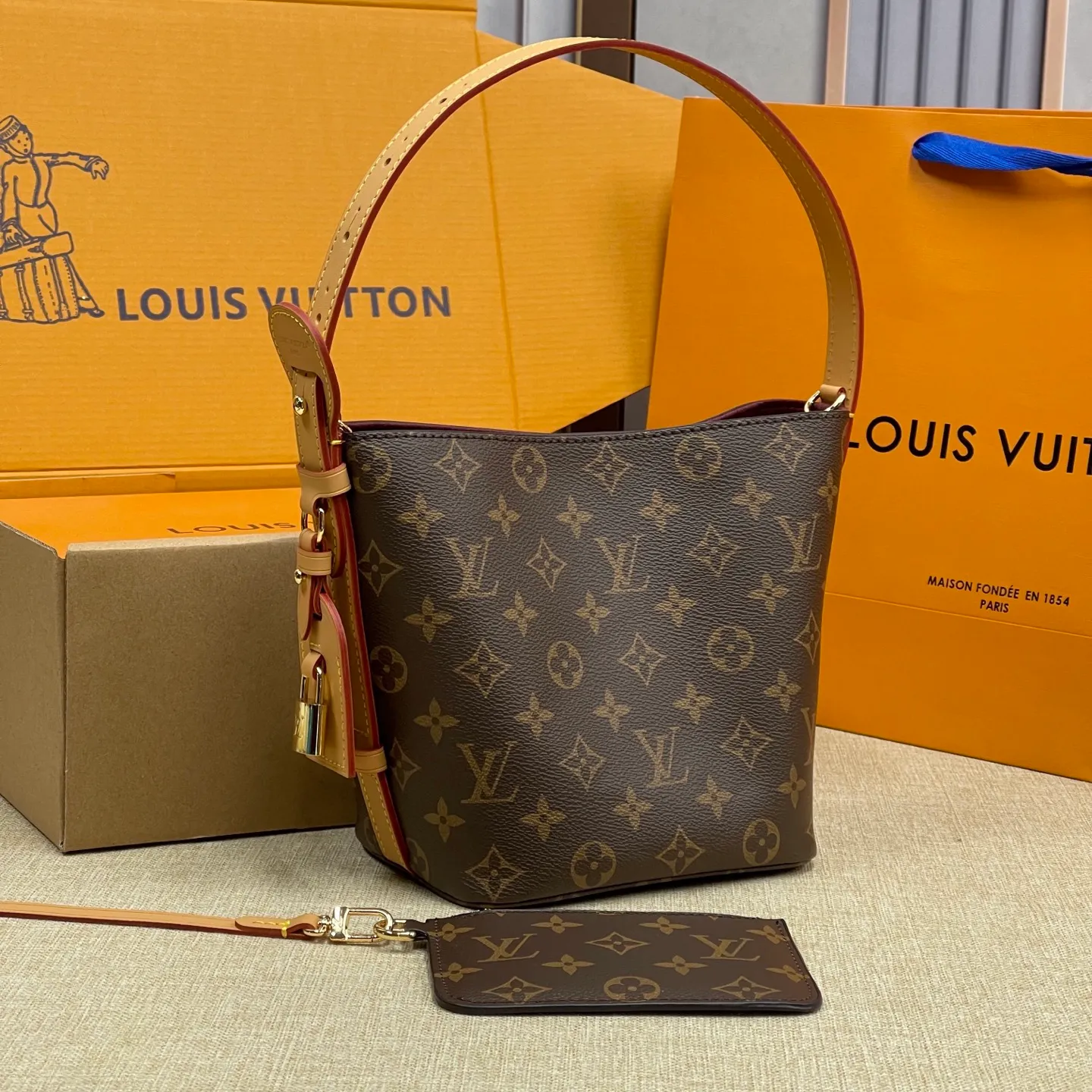 [Upgraded version] P540¥ New counter model·Upgraded version·High quality·With gift box🎁Packaging·Model M12925💗This All In BB bucket bag hobo handbag conveys the fun style of the Louis Vuitton x Murakami reissued three-color series with smart details. Monogram coated canvas is rendered in the artist's rainbow of hues, and the nameplate is embellished with bows and padlocks. With the adjustable cowhide handle and leather shoulder strap, it can be carried by hand, shoulder or cross-body.  Dimensions: 18 x 12 x 16 cm ⚠️