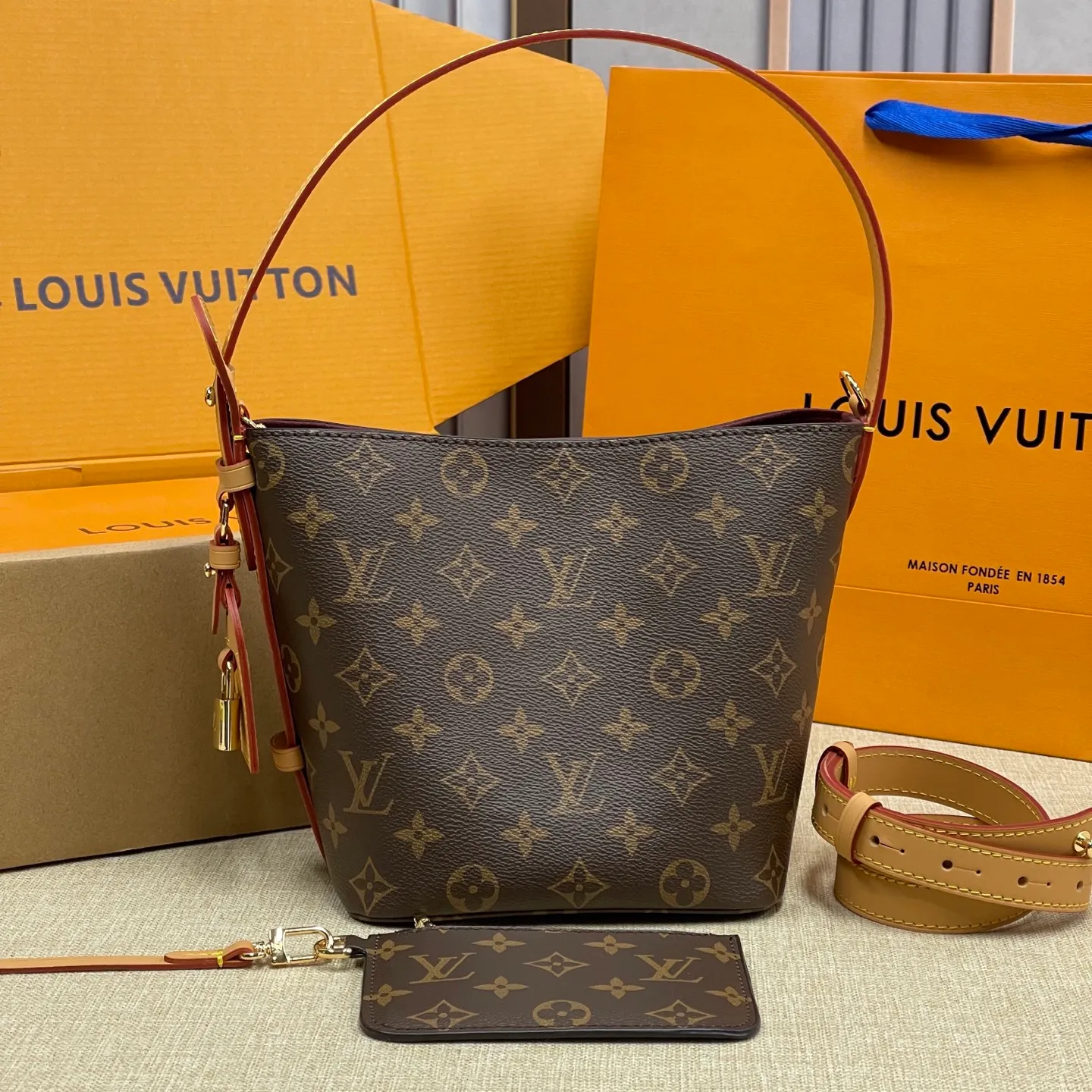 [Upgraded version] P540¥ New counter model·Upgraded version·High quality·With gift box🎁Packaging·Model M12925💗This All In BB bucket bag hobo handbag conveys the fun style of the Louis Vuitton x Murakami reissued three-color series with smart details. Monogram coated canvas is rendered in the artist's rainbow of hues, and the nameplate is embellished with bows and padlocks. With the adjustable cowhide handle and leather shoulder strap, it can be carried by hand, shoulder or cross-body.  Dimensions: 18 x 12 x 16 cm ⚠️