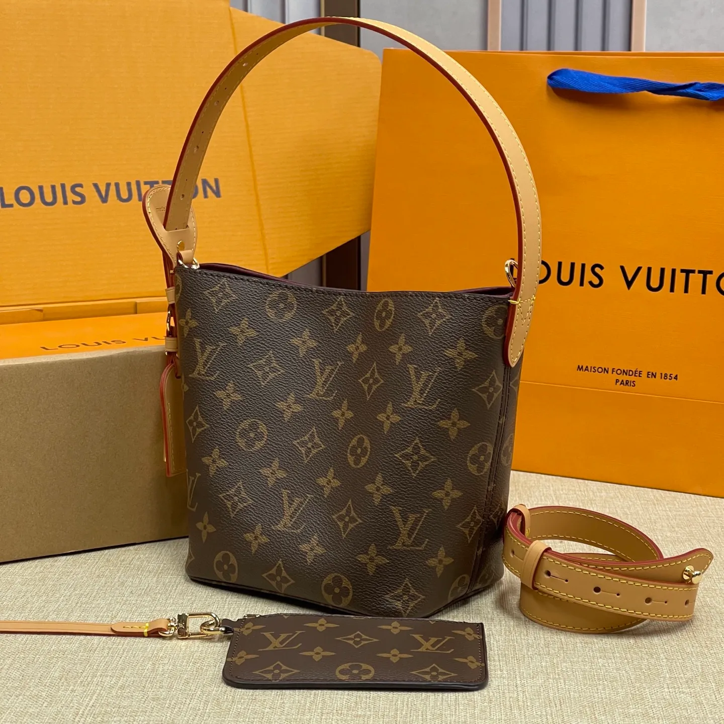 [Upgraded version] P540¥ New counter model·Upgraded version·High quality·With gift box🎁Packaging·Model M12925💗This All In BB bucket bag hobo handbag conveys the fun style of the Louis Vuitton x Murakami reissued three-color series with smart details. Monogram coated canvas is rendered in the artist's rainbow of hues, and the nameplate is embellished with bows and padlocks. With the adjustable cowhide handle and leather shoulder strap, it can be carried by hand, shoulder or cross-body.  Dimensions: 18 x 12 x 16 cm ⚠️