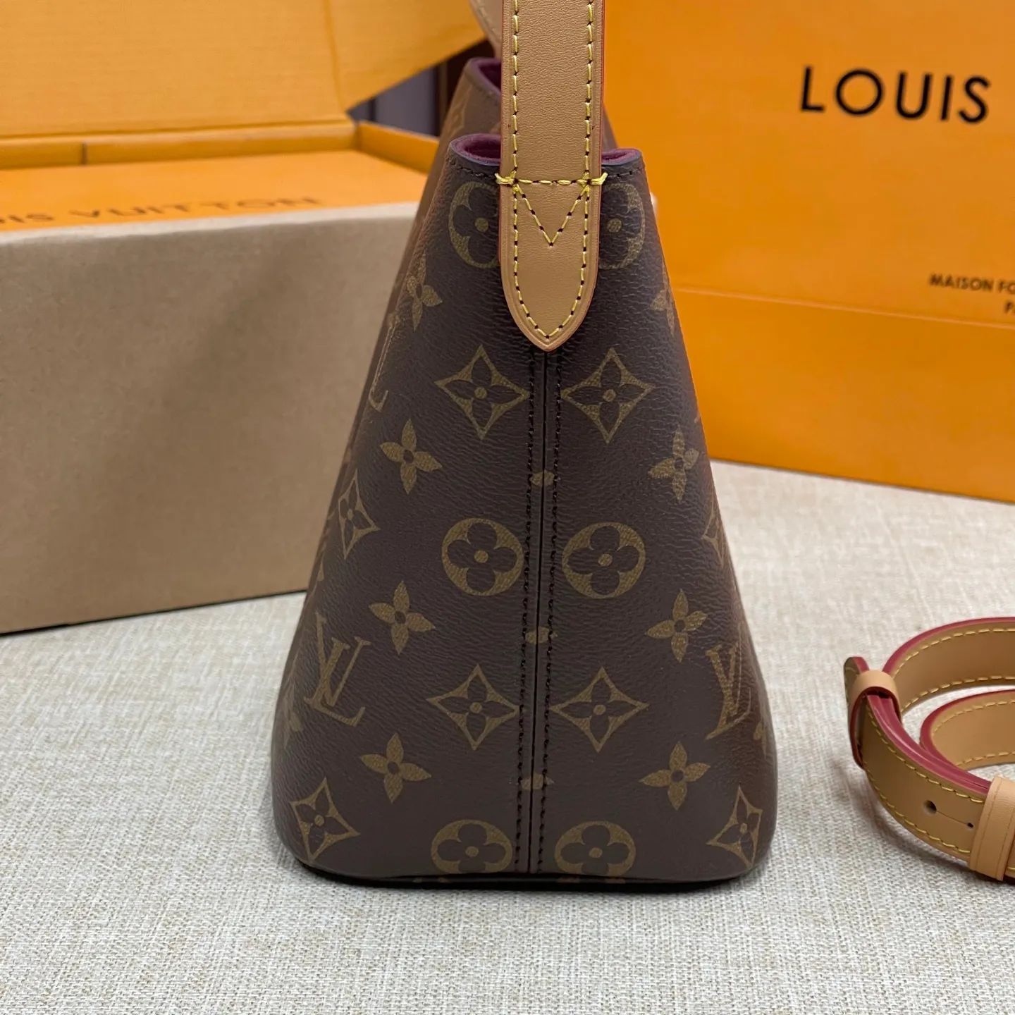[Upgraded version] P540¥ New counter model·Upgraded version·High quality·With gift box🎁Packaging·Model M12925💗This All In BB bucket bag hobo handbag conveys the fun style of the Louis Vuitton x Murakami reissued three-color series with smart details. Monogram coated canvas is rendered in the artist's rainbow of hues, and the nameplate is embellished with bows and padlocks. With the adjustable cowhide handle and leather shoulder strap, it can be carried by hand, shoulder or cross-body.  Dimensions: 18 x 12 x 16 cm ⚠️