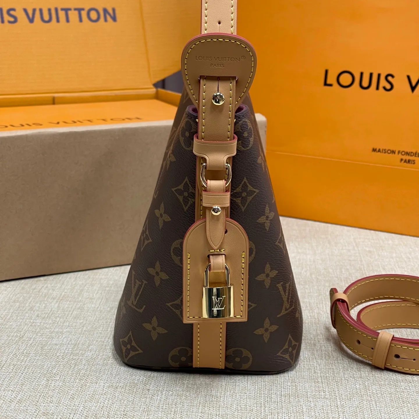 [Upgraded version] P540¥ New counter model·Upgraded version·High quality·With gift box🎁Packaging·Model M12925💗This All In BB bucket bag hobo handbag conveys the fun style of the Louis Vuitton x Murakami reissued three-color series with smart details. Monogram coated canvas is rendered in the artist's rainbow of hues, and the nameplate is embellished with bows and padlocks. With the adjustable cowhide handle and leather shoulder strap, it can be carried by hand, shoulder or cross-body.  Dimensions: 18 x 12 x 16 cm ⚠️