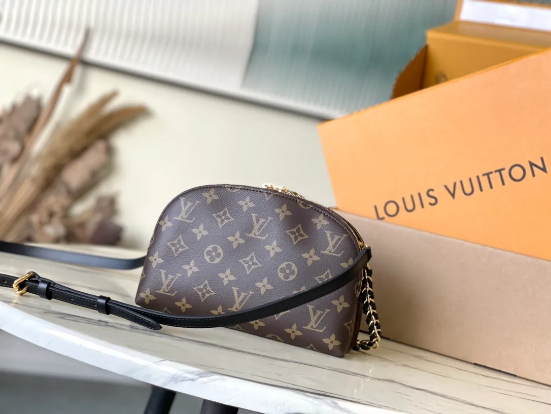 💰740 The top original M12996 BeAlma handbag combines the brand's iconic Alma handbag and cosmetic bag designs to play with urban travel style in the 2025 Crulse early spring series. The compact silhouette comes with a braided chain and can be carried as a clutch or worn cross-body with the long strap. Dimensions: 27 × 15 × 7 cm