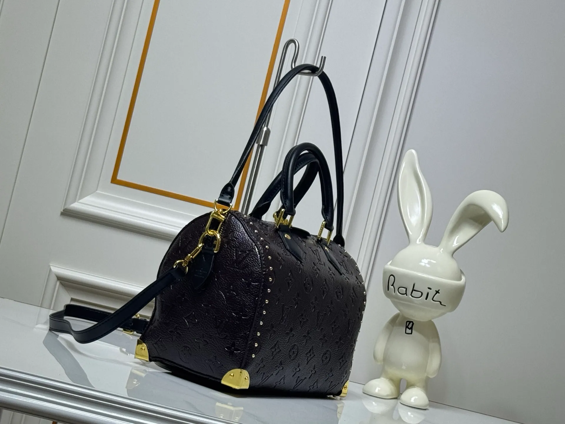 Batch 280💰 M26181 M26392 Oil Brown The Louis Vuitton Trunk series welcomes this new Speedy 25, which pays tribute to the brand's genes through brand archival elements such as the classic Monogram pattern and suitcase-inspired details. Made of canvas material with cow leather trim and embellished with metal parts, it shows exquisite craftsmanship. The elegant yet modern design can be carried by hand or on one shoulder, making it suitable for a variety of occasions. Dimensions: 27.0 x 20.0 x 15.0 cm (length x height x width)