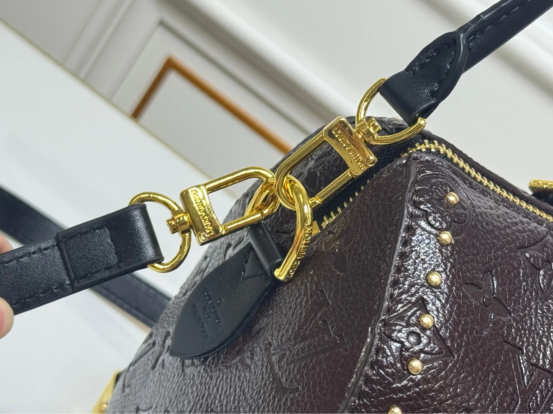 Batch 280💰 M26181 M26392 Oil Brown The Louis Vuitton Trunk series welcomes this new Speedy 25, which pays tribute to the brand's genes through brand archival elements such as the classic Monogram pattern and suitcase-inspired details. Made of canvas material with cow leather trim and embellished with metal parts, it shows exquisite craftsmanship. The elegant yet modern design can be carried by hand or on one shoulder, making it suitable for a variety of occasions. Dimensions: 27.0 x 20.0 x 15.0 cm (length x height x width)