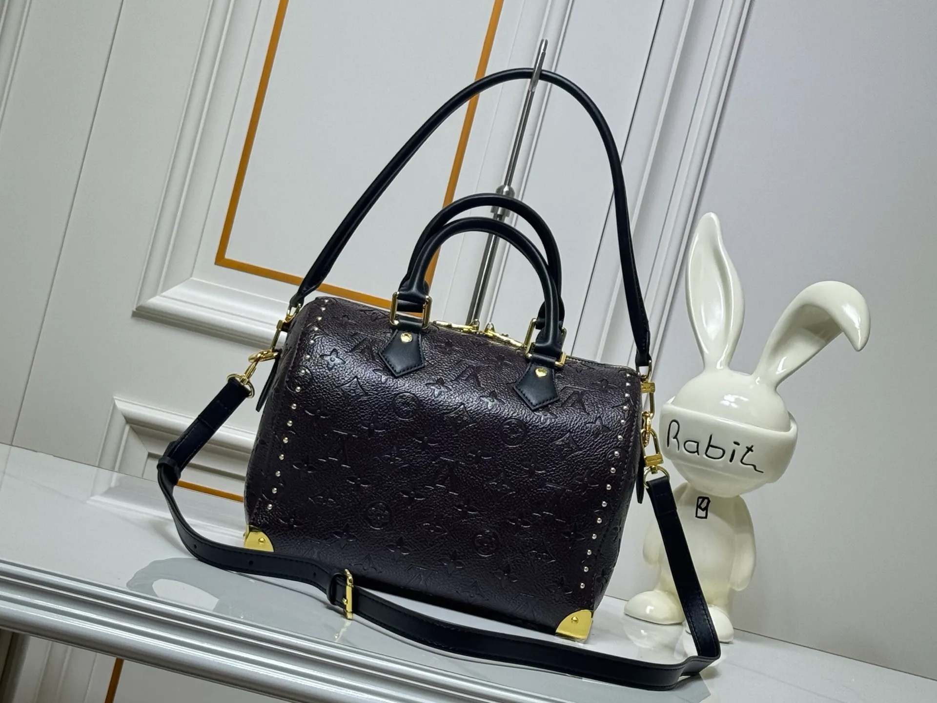 Batch 280💰 M26181 M26392 Oil Brown The Louis Vuitton Trunk series welcomes this new Speedy 25, which pays tribute to the brand's genes through brand archival elements such as the classic Monogram pattern and suitcase-inspired details. Made of canvas material with cow leather trim and embellished with metal parts, it shows exquisite craftsmanship. The elegant yet modern design can be carried by hand or on one shoulder, making it suitable for a variety of occasions. Dimensions: 27.0 x 20.0 x 15.0 cm (length x height x width)