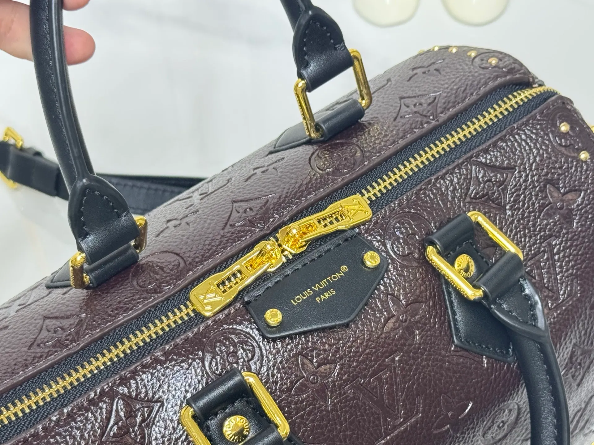 Batch 280💰 M26181 M26392 Oil Brown The Louis Vuitton Trunk series welcomes this new Speedy 25, which pays tribute to the brand's genes through brand archival elements such as the classic Monogram pattern and suitcase-inspired details. Made of canvas material with cow leather trim and embellished with metal parts, it shows exquisite craftsmanship. The elegant yet modern design can be carried by hand or on one shoulder, making it suitable for a variety of occasions. Dimensions: 27.0 x 20.0 x 15.0 cm (length x height x width)