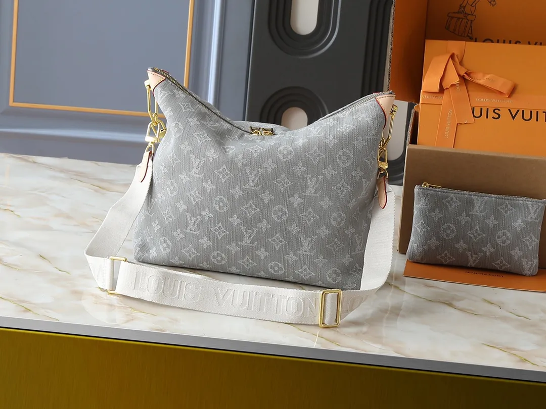 💰260💰Upgraded original M13390 M12072 M12068 M12071 This Coussin Hobo MM handbag celebrates the return of the brand’s iconic Monogram Denim pattern, originally launched in 2005. Made of organic cotton, it's woven from black and white yarns that have been faded to create a vintage look. Spacious, it's decorated with a light gold metallic finish and includes a removable pocket with a slide lock to securely store small items. This model can be worn crosswise, on the shoulder or on the hand. Dimensions: 38 x 33 x 10 cm (LxHxW)