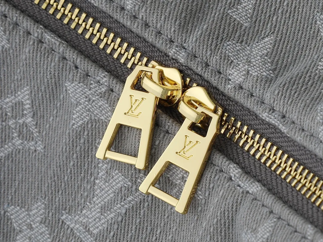 💰260💰Upgraded original M13390 M12072 M12068 M12071 This Coussin Hobo MM handbag celebrates the return of the brand’s iconic Monogram Denim pattern, originally launched in 2005. Made of organic cotton, it's woven from black and white yarns that have been faded to create a vintage look. Spacious, it's decorated with a light gold metallic finish and includes a removable pocket with a slide lock to securely store small items. This model can be worn crosswise, on the shoulder or on the hand. Dimensions: 38 x 33 x 10 cm (LxHxW)