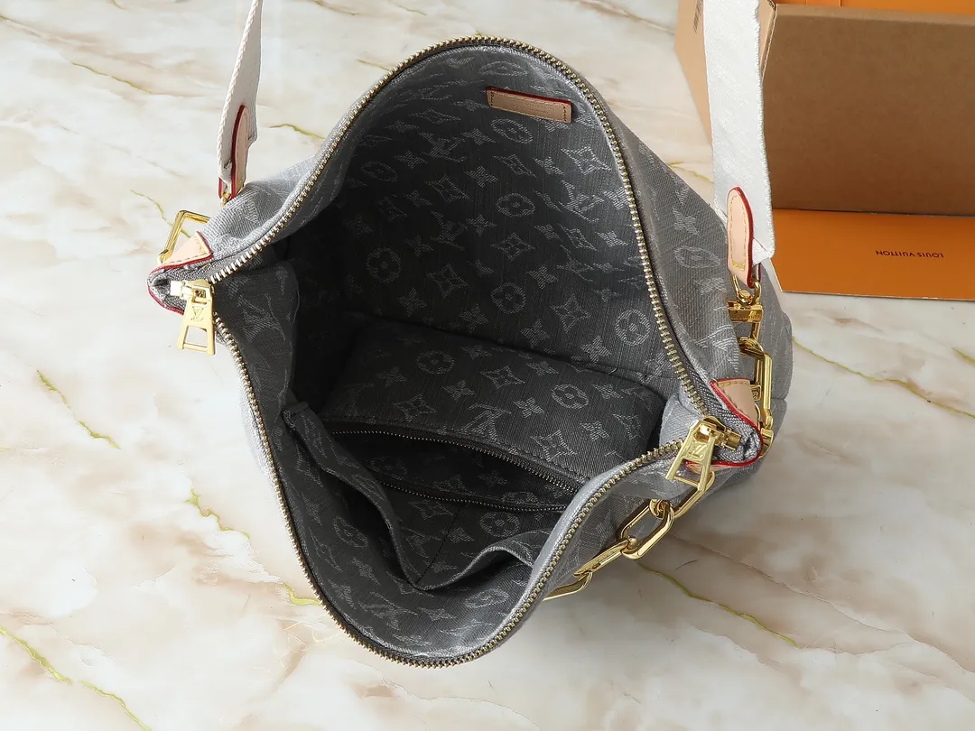 💰260💰Upgraded original M13390 M12072 M12068 M12071 This Coussin Hobo MM handbag celebrates the return of the brand’s iconic Monogram Denim pattern, originally launched in 2005. Made of organic cotton, it's woven from black and white yarns that have been faded to create a vintage look. Spacious, it's decorated with a light gold metallic finish and includes a removable pocket with a slide lock to securely store small items. This model can be worn crosswise, on the shoulder or on the hand. Dimensions: 38 x 33 x 10 cm (LxHxW)