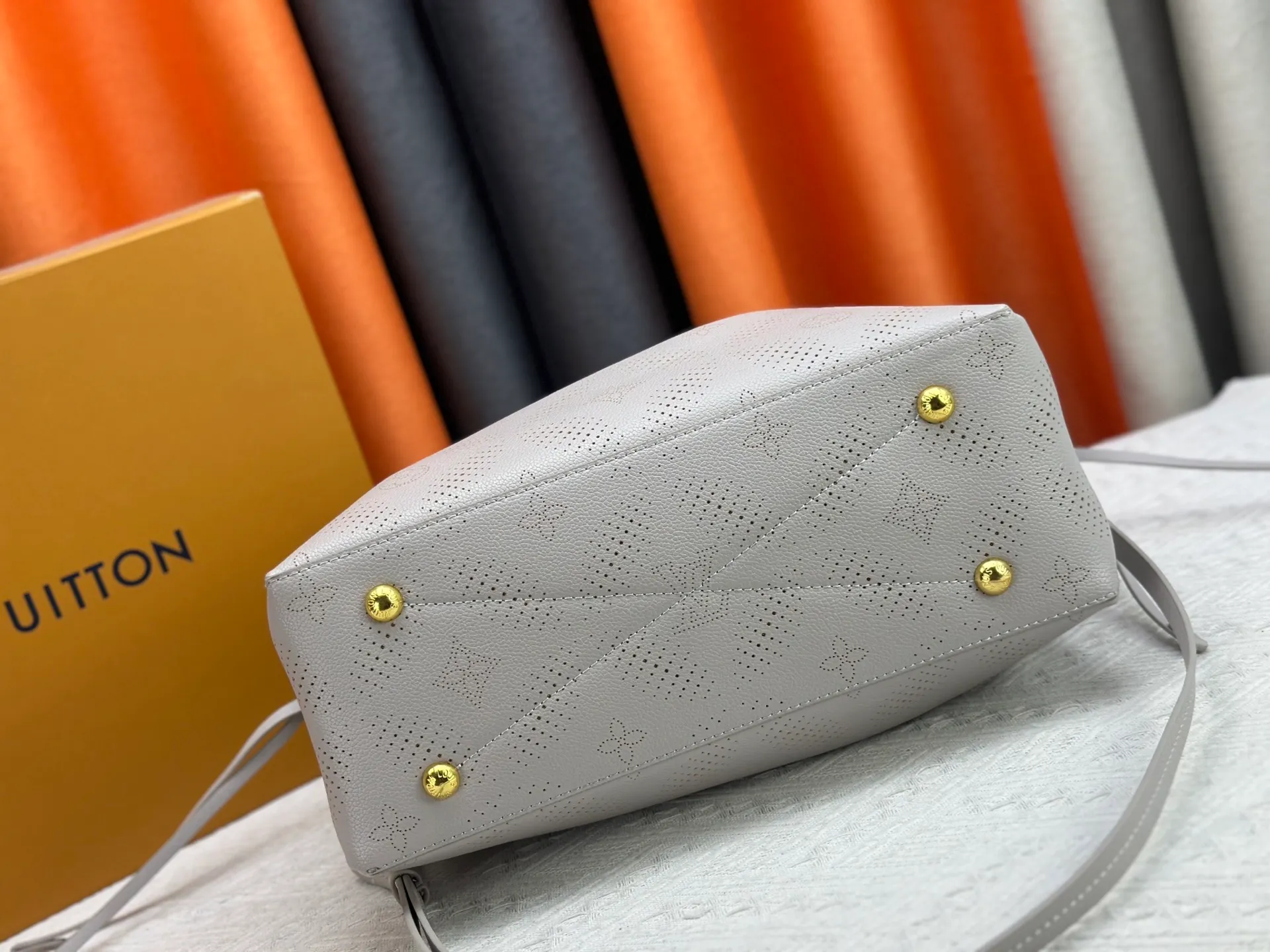 P280 upgrade original M59203 M59200 M59655. BELLA TOTE handbag model Flight Mode capsule series Monogram engraved and perforated cow leather creates a comfortable and ample storage space. It is equipped with leather handles, leather and metal chains and detachable shoulder straps. It can be switched between handbags, elbows and cross-body. Size: 32*23*13