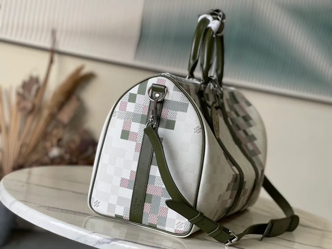 💰1180 Top Original N00106 This Keepall Bandouliere 45 travel bag uses Damoflage coated canvas to highlight the sporty style and reproduces the classic elements created by Pharrell Wiliams. The top roller handle and side straps are made of leather, and the detachable and adjustable shoulder strap makes it easy to carry on the shoulder or cross-body. Dimensions: 45 × 27 × 20 cm