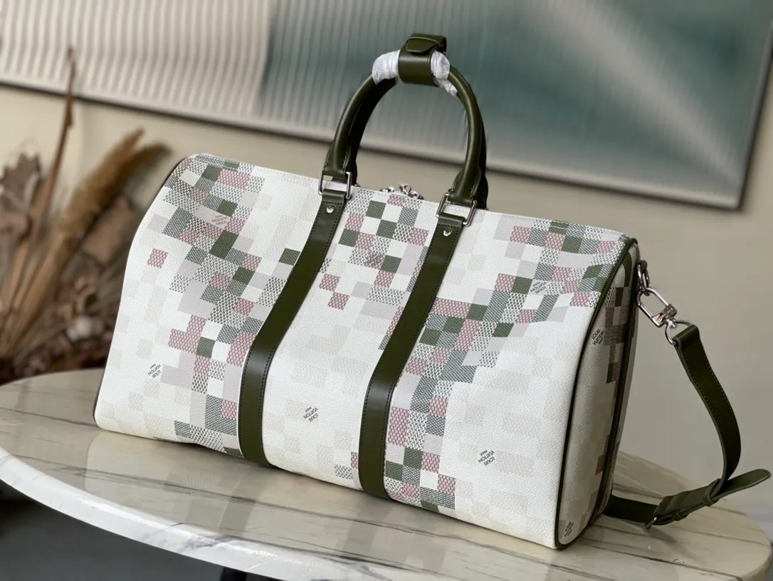 💰1180 Top Original N00106 This Keepall Bandouliere 45 travel bag uses Damoflage coated canvas to highlight the sporty style and reproduces the classic elements created by Pharrell Wiliams. The top roller handle and side straps are made of leather, and the detachable and adjustable shoulder strap makes it easy to carry on the shoulder or cross-body. Dimensions: 45 × 27 × 20 cm