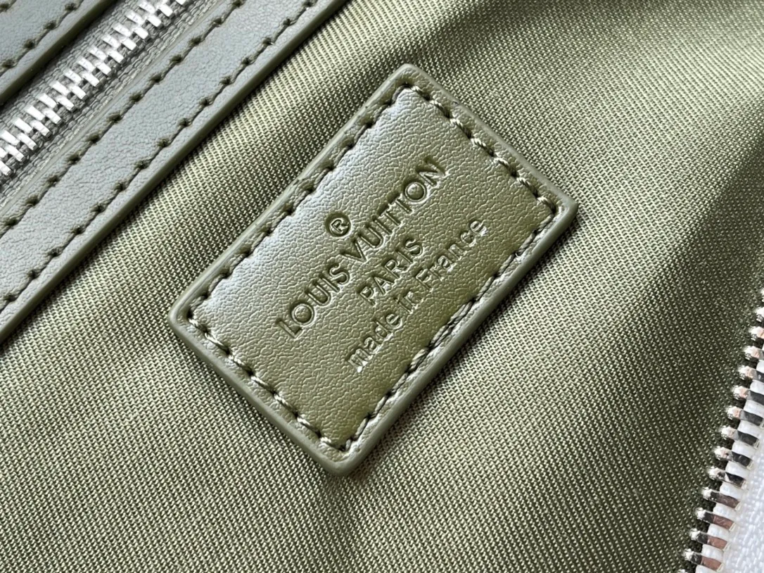 💰1180 Top Original N00106 This Keepall Bandouliere 45 travel bag uses Damoflage coated canvas to highlight the sporty style and reproduces the classic elements created by Pharrell Wiliams. The top roller handle and side straps are made of leather, and the detachable and adjustable shoulder strap makes it easy to carry on the shoulder or cross-body. Dimensions: 45 × 27 × 20 cm