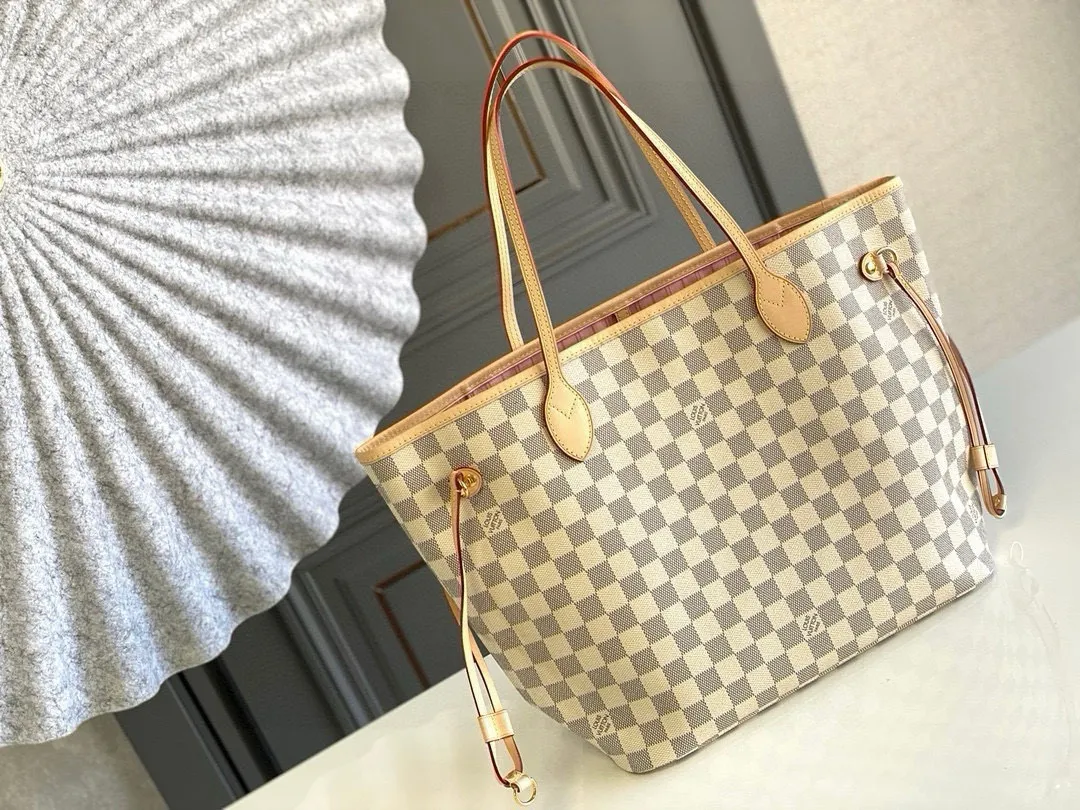 💰760 (Medium Steel Nail) Top Original N41605 NEVERFULL Medium Handbag The legendary Neverfull handbag: always able to meet your various needs for handbags. It has a large capacity but is not bulky. It is stiff and soft to the touch, making it suitable for home and travel. Tighten the side ties and it instantly transforms into a stylish urban handbag. Loosen the straps and it transforms into a chic and practical handbag. The slender leather handle can be carried over the shoulder or between the arms. The model shown here is made of Damier Azur canvas. Detailed Features 31 x 28 x 14 cm (Length x Height x Width) Bag interior redesigned with vintage details inspired by the Louis Vuitton archives - Fabric-lined interior pocket Removable zip clutch with matching interior Natural cowhide leather trim Shiny gold-tone brass hardware Handles: Double handle