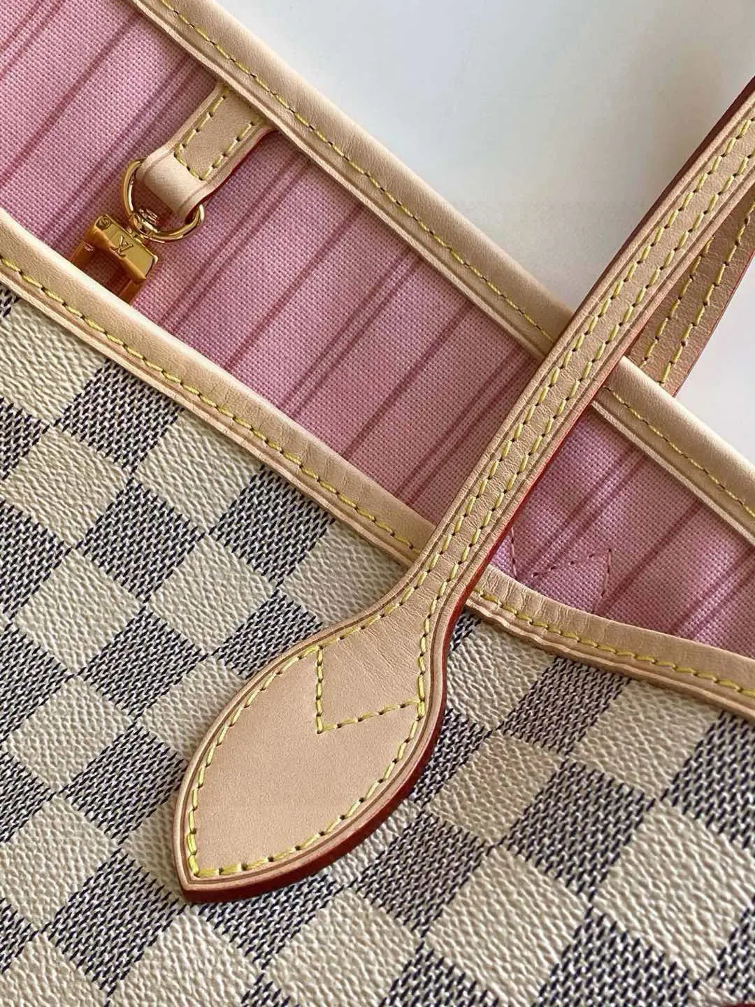 💰760 (Medium Steel Nail) Top Original N41605 NEVERFULL Medium Handbag The legendary Neverfull handbag: always able to meet your various needs for handbags. It has a large capacity but is not bulky. It is stiff and soft to the touch, making it suitable for home and travel. Tighten the side ties and it instantly transforms into a stylish urban handbag. Loosen the straps and it transforms into a chic and practical handbag. The slender leather handle can be carried over the shoulder or between the arms. The model shown here is made of Damier Azur canvas. Detailed Features 31 x 28 x 14 cm (Length x Height x Width) Bag interior redesigned with vintage details inspired by the Louis Vuitton archives - Fabric-lined interior pocket Removable zip clutch with matching interior Natural cowhide leather trim Shiny gold-tone brass hardware Handles: Double handle