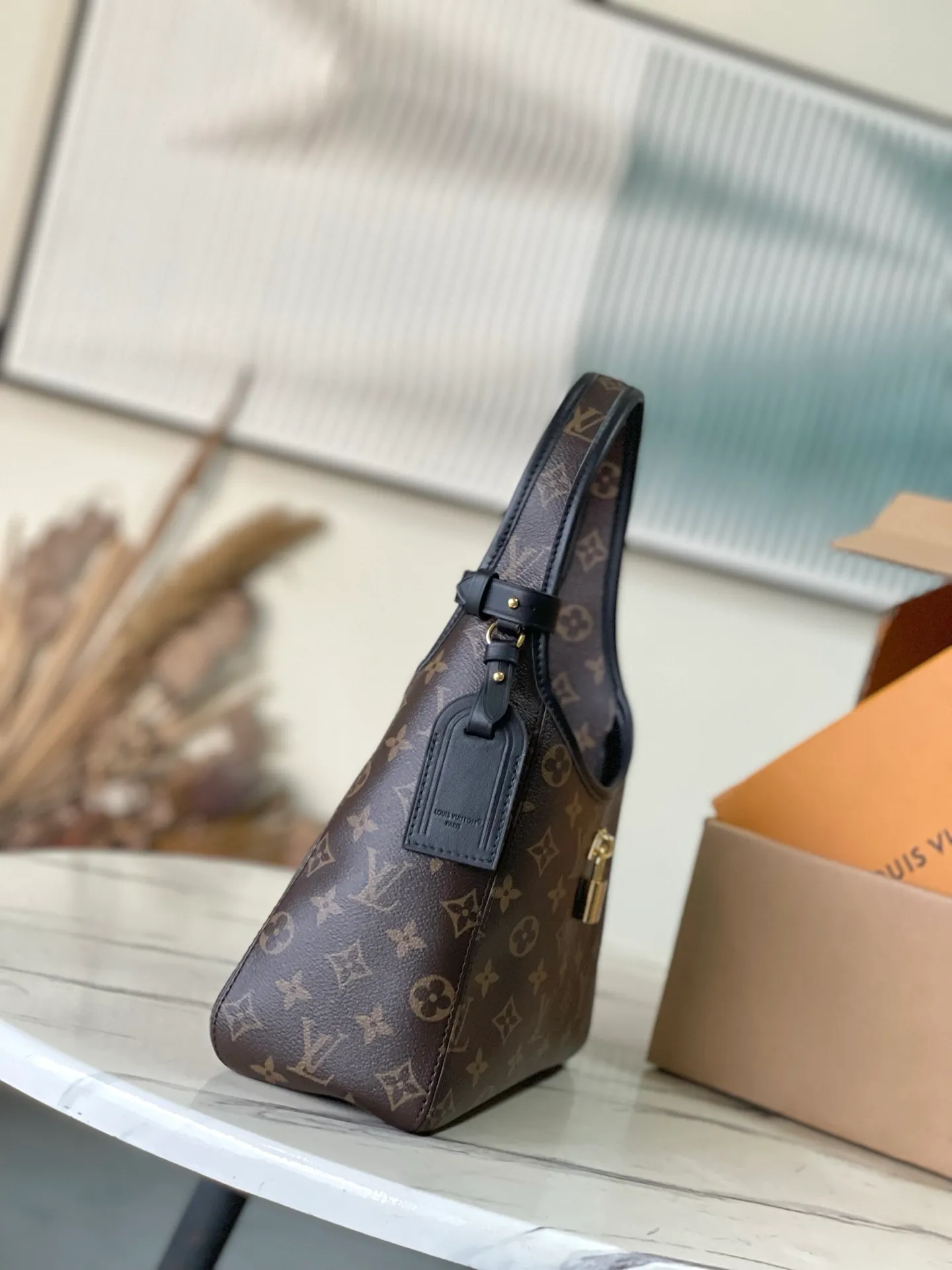 💰880 Top Original Order M12940 This small TheDrop handbag draws inspiration from the Flower Hobo handbag that came out in 2018. It is cut from classic Monogram canvas to create an elegant configuration that combines trendy style with practical functions. A signature padlock adorns the nameplate and is a sophisticated detail along with rich leather trim. It can easily store daily needs and fit in with the rhythm of urban life. Dimensions: 15 × 12 × 28 cm