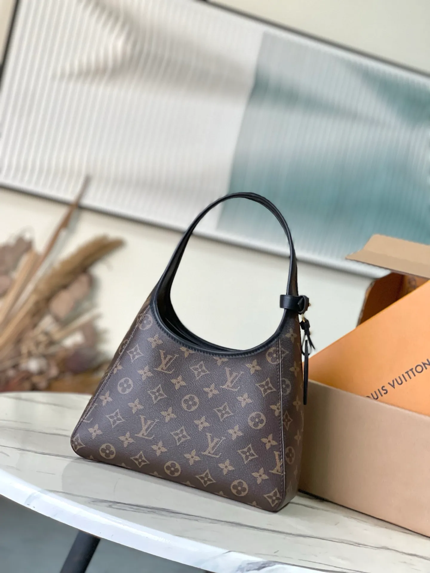 💰880 Top Original Order M12940 This small TheDrop handbag draws inspiration from the Flower Hobo handbag that came out in 2018. It is cut from classic Monogram canvas to create an elegant configuration that combines trendy style with practical functions. A signature padlock adorns the nameplate and is a sophisticated detail along with rich leather trim. It can easily store daily needs and fit in with the rhythm of urban life. Dimensions: 15 × 12 × 28 cm